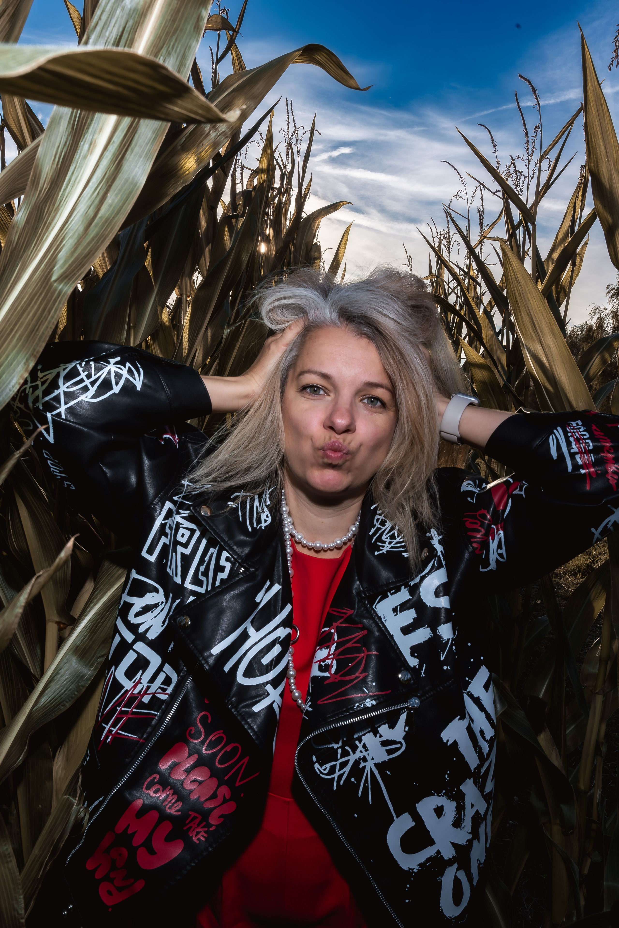 Дерзкая игривая фотосессия девушки в кукурузе