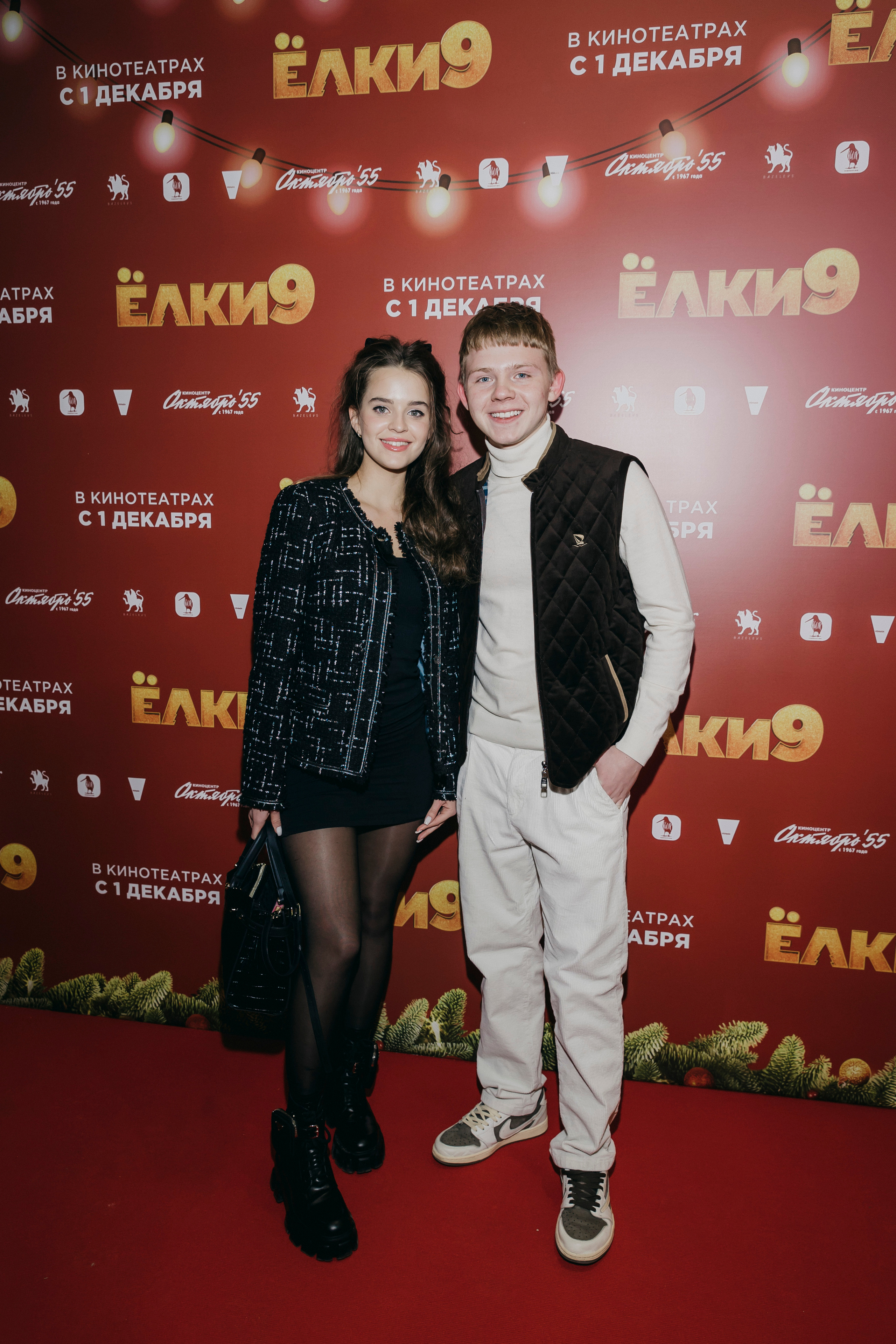 Александр Новиков со спутницей на премьере «Ёлки 9».