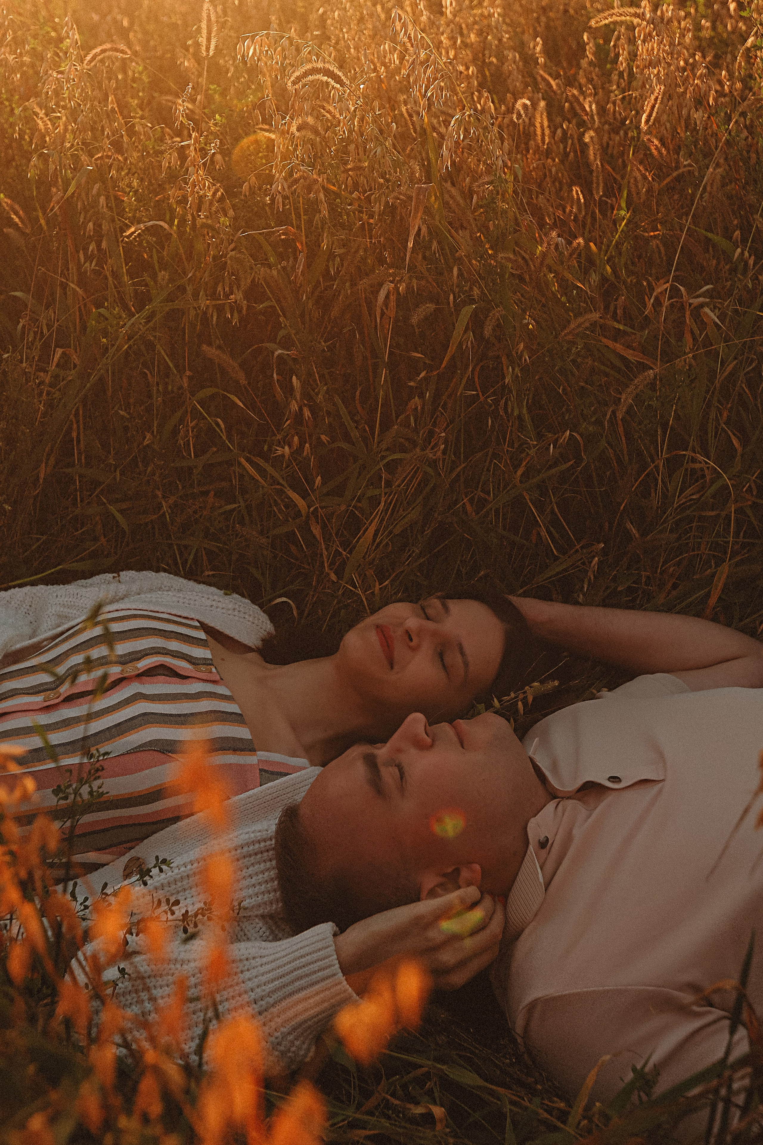 Поле love story на закате. Семейный фотограф Тюмень, фотограф на роды Салмина Мария