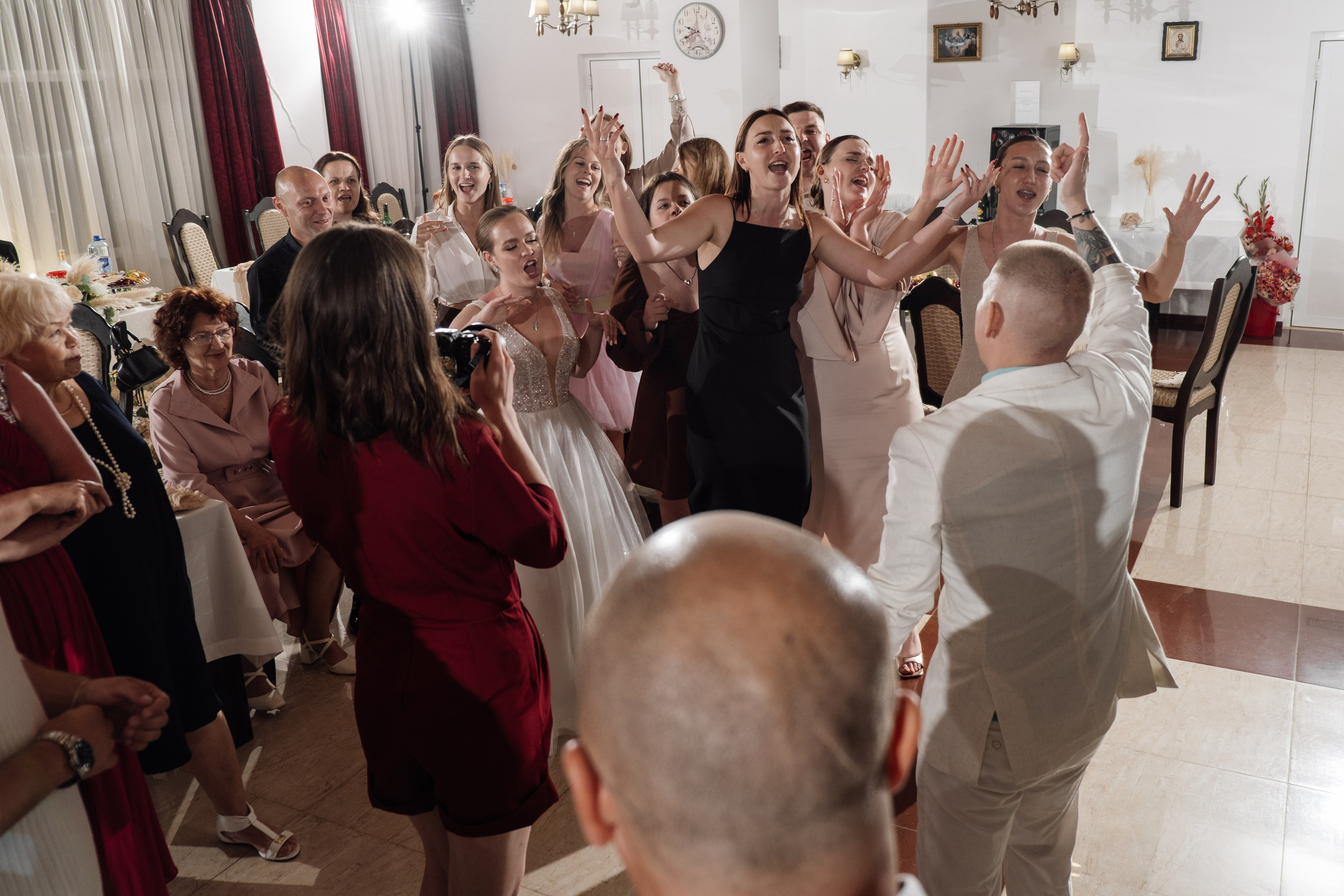 Свадебный ретопртаж. Профессиональная фотосъемка в Крыму. Натуральные эмоции и живые кадры. Забронируйте дату прямо сейчас!