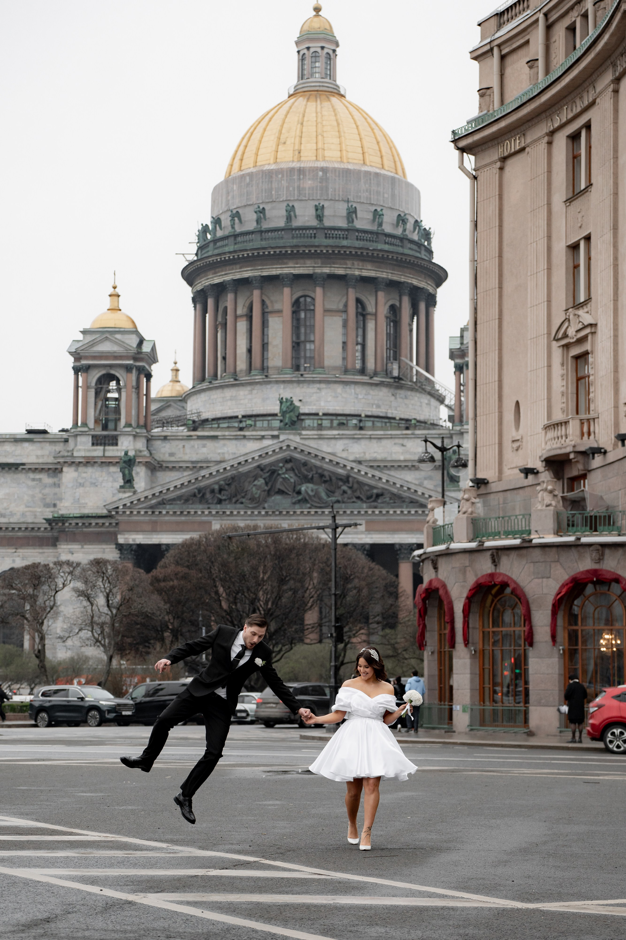 Свадебная фотосессия на Вокзале и рядом с Исаакиевским собором. Свадебный фотограф Александр Невский в Санкт-Петербурге