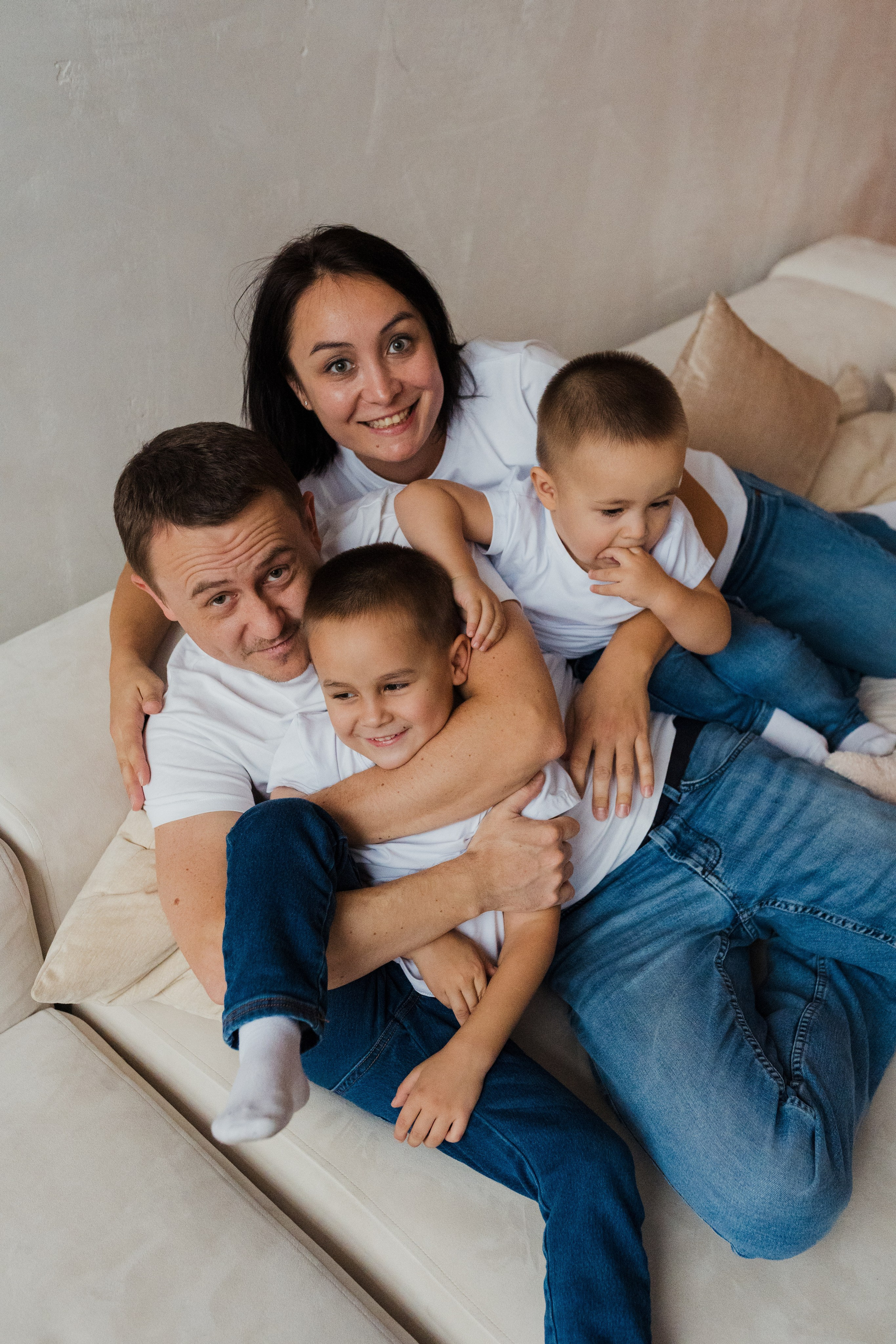 Семейная фотосессия в студии в Москве, семейный фотограф Анна Полушина. Свадебный фотограф в Москве Анна Полушина