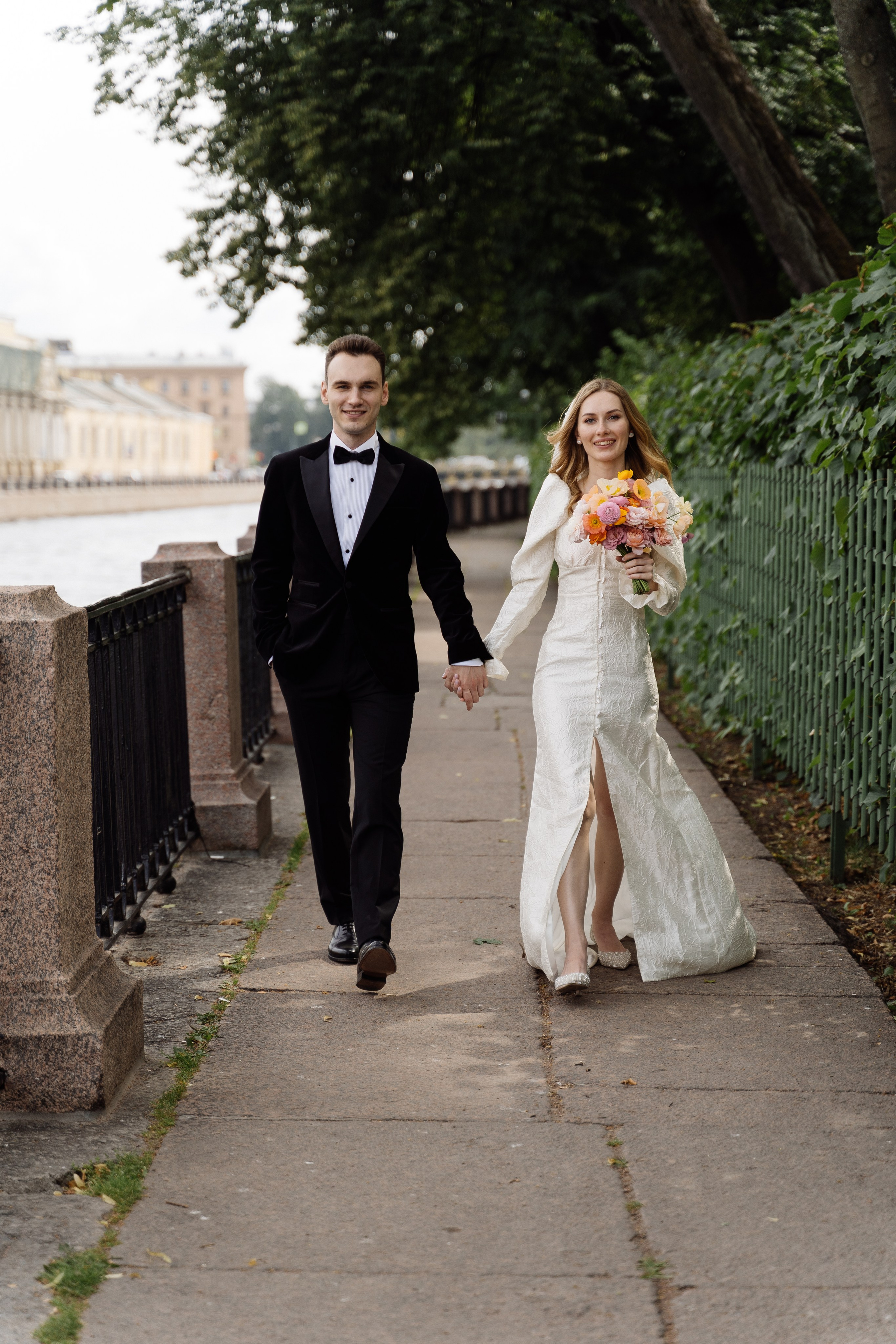 Камерная свадьба на фонтанке в сезонах. Свадебный фотограф организатор в Санкт-Петербурге Ассоль Опарина