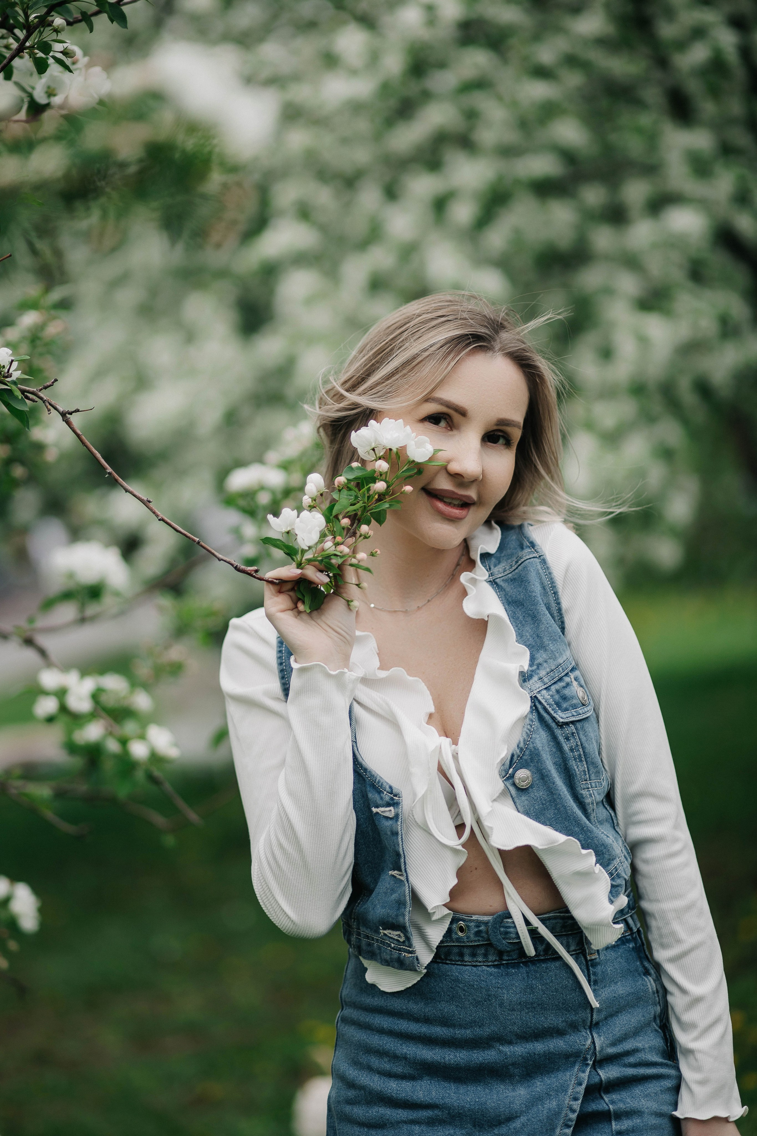 Фотосессия в цветущей яблони. Иванова Ирина Свадебный и семейный фотограф г. Уфа
