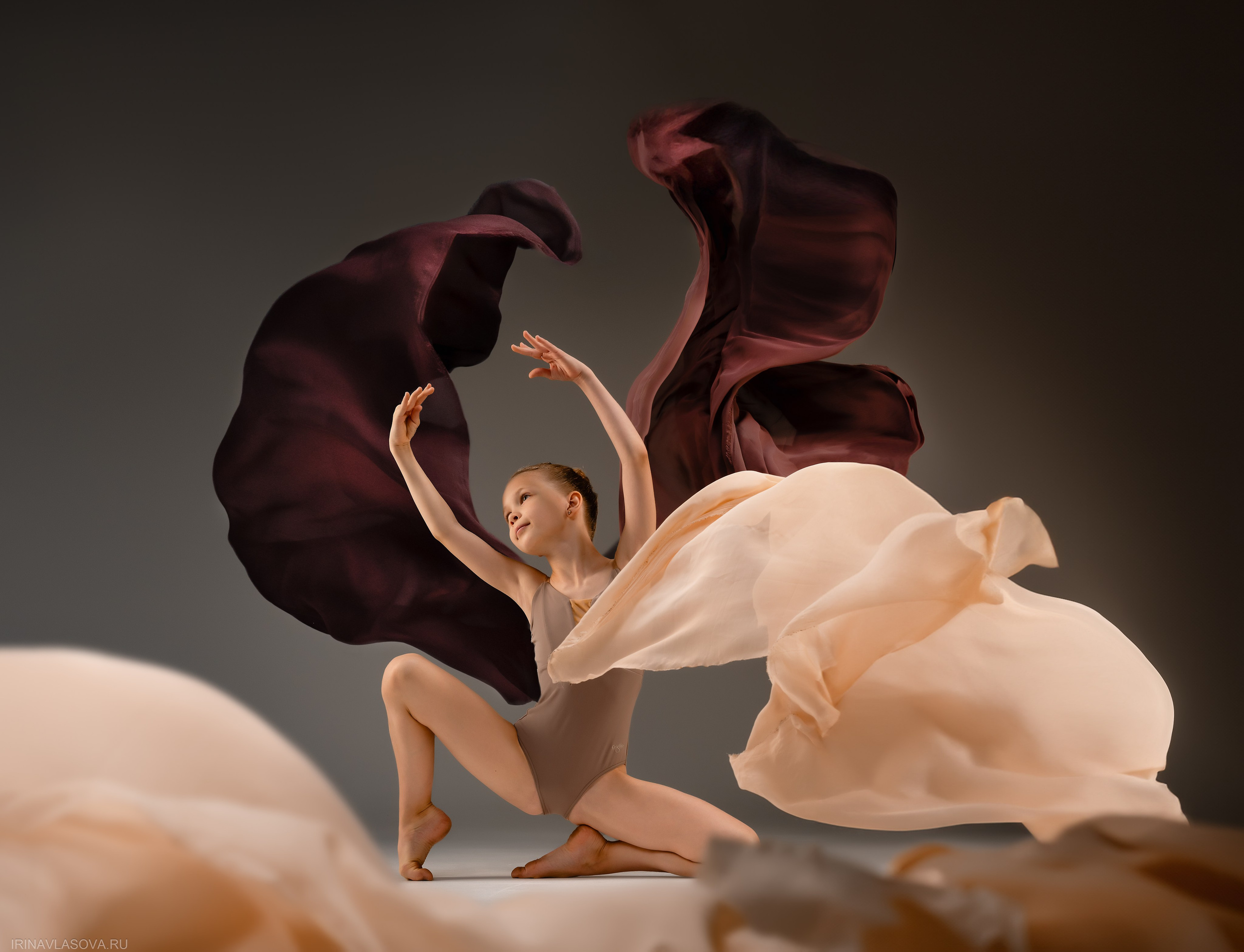 шикарная фотосесия для гимнастки с летящими тканями