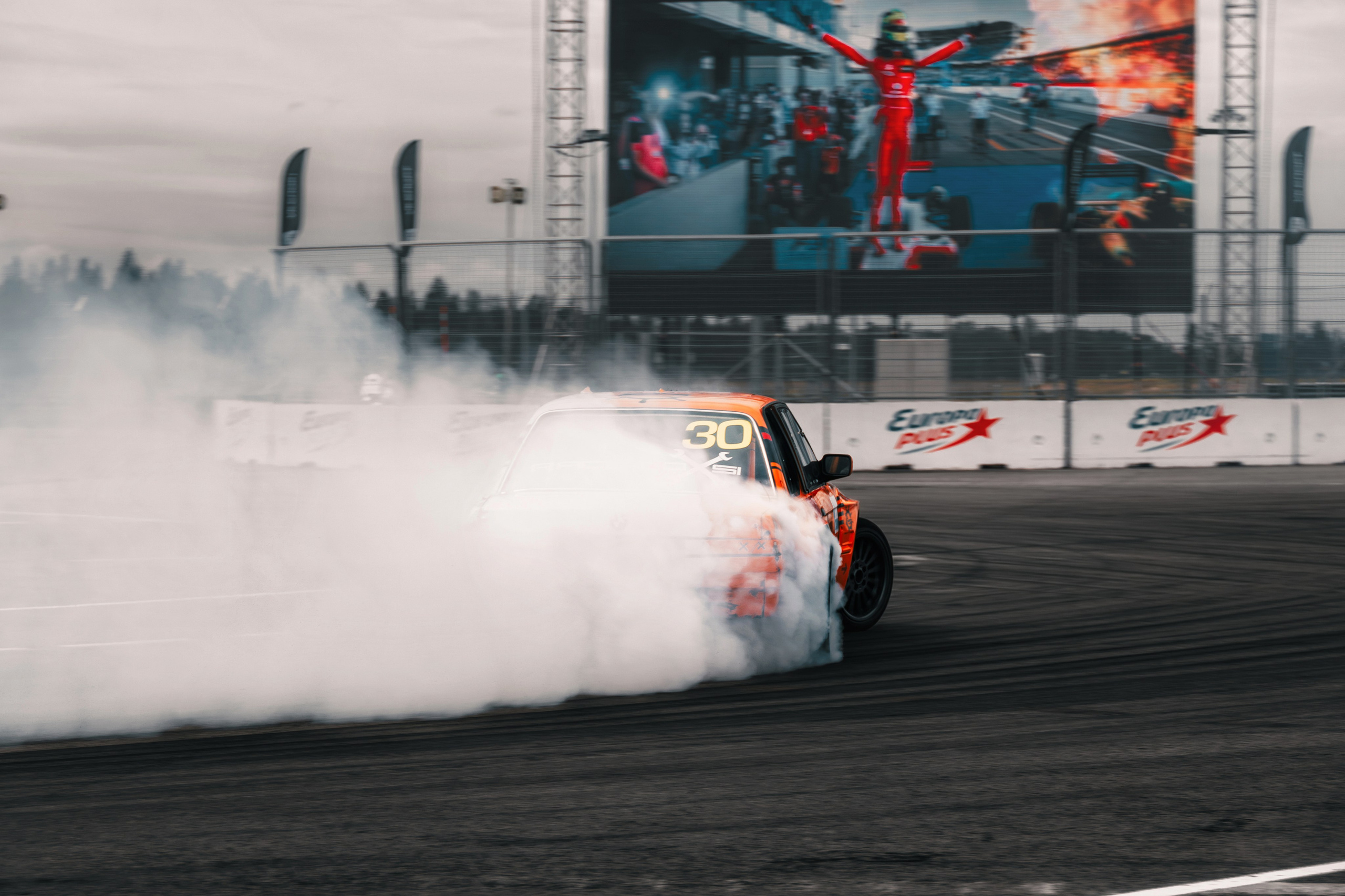 IDDC Этап 2: Бетонный Колизей и блогеры в деле