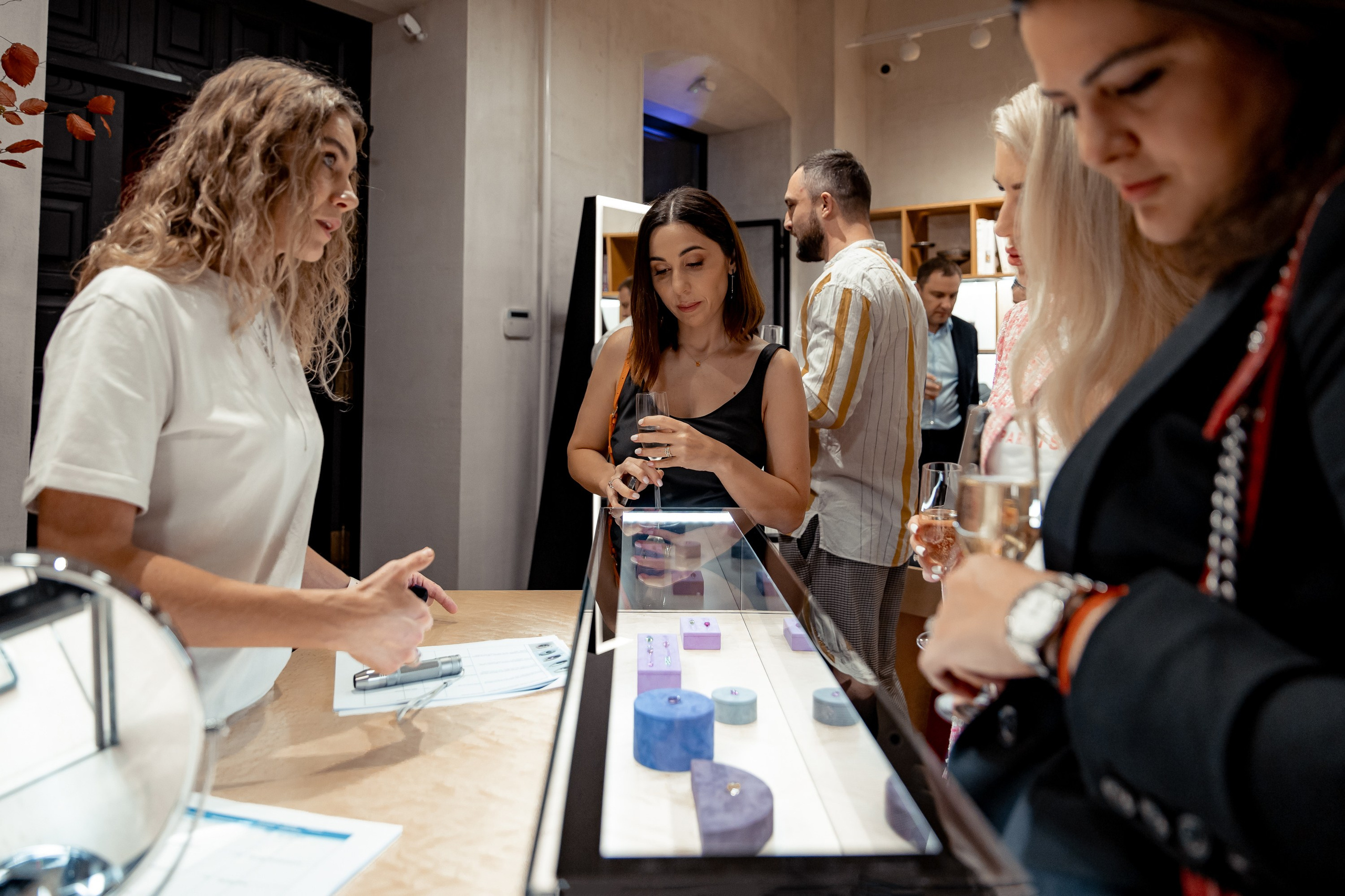 Презентация коллекции цветных драгоценностей в Le Noir. Главная