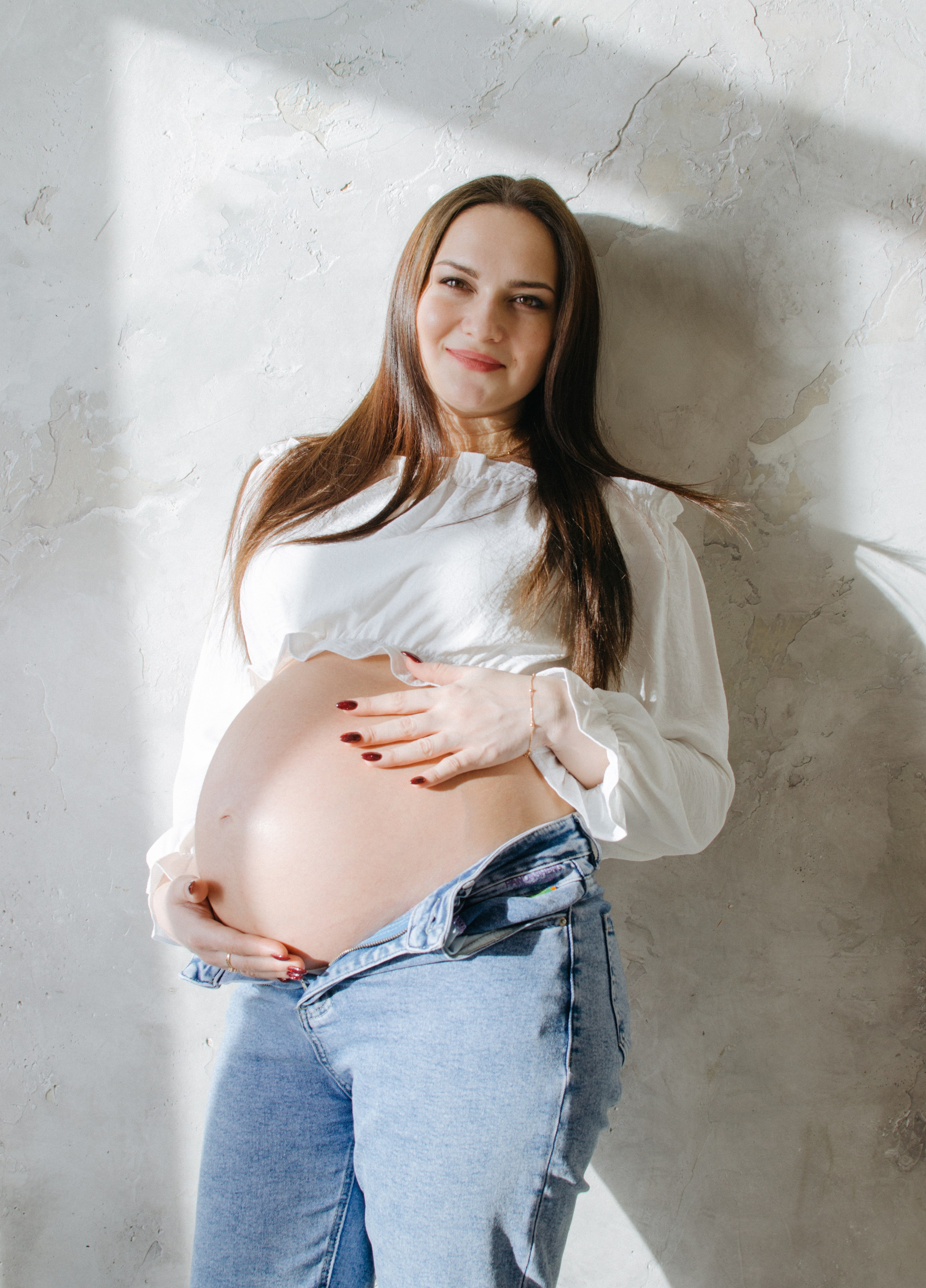 Девушка с беременным животом на фотосесии 