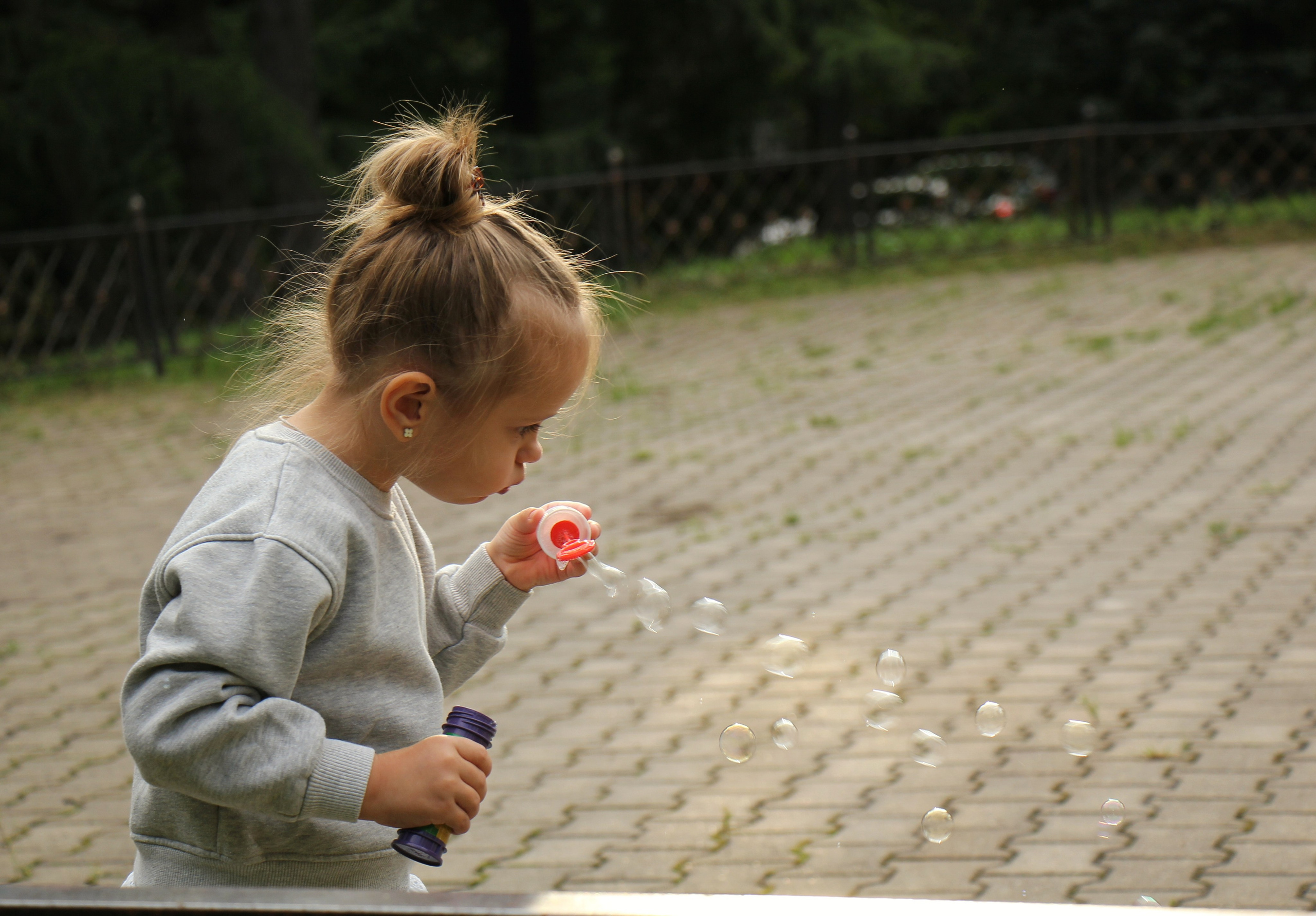 Аня с мамой на прогулке. Портретный фотограф Москва