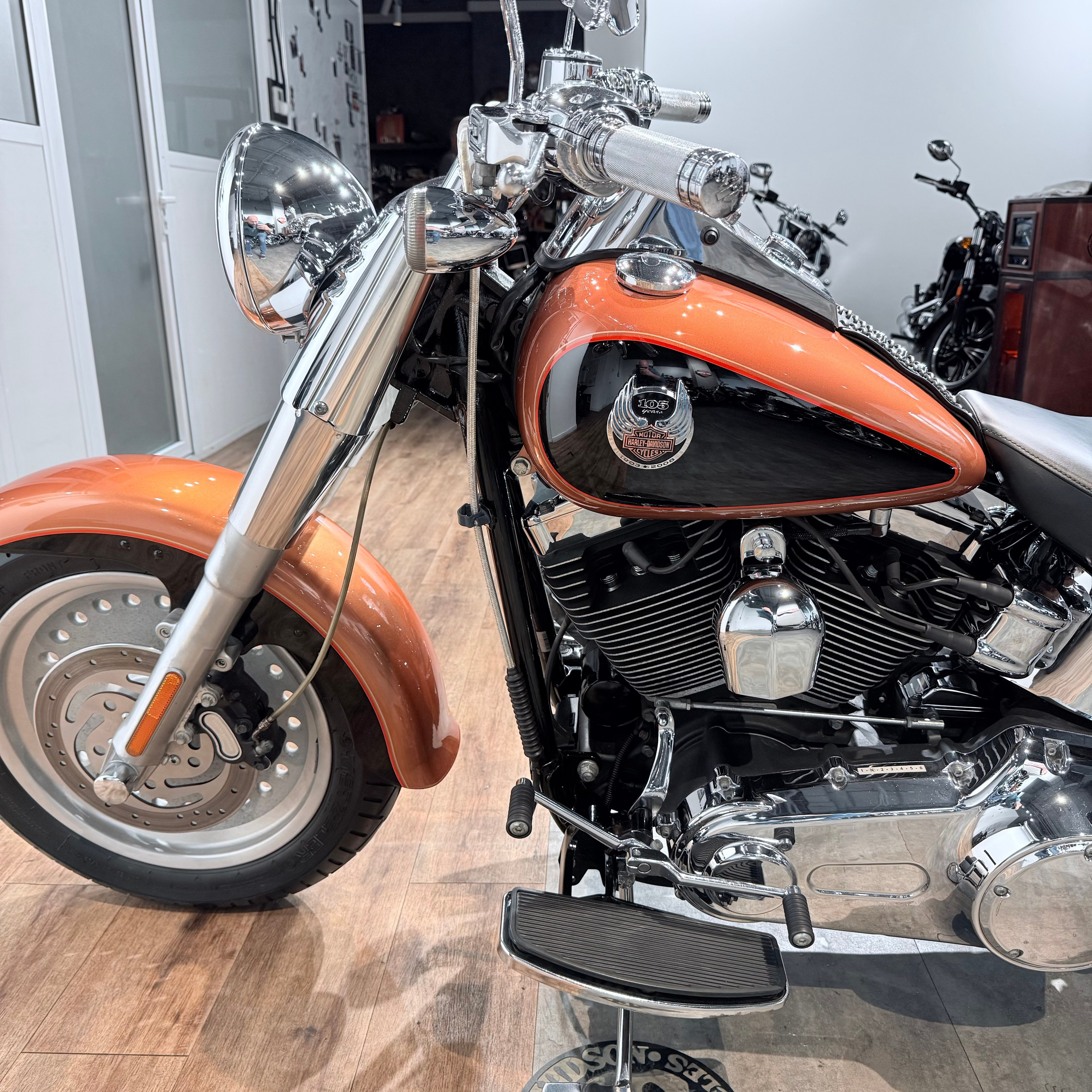 Купить Harley-Davidson 2008 Fat Boy 105 Yеаrs Аnnivеrsary (Softail/Dyna) — подробнее на сайте. Hello Davidson, Москва. Только хорошие мотоц