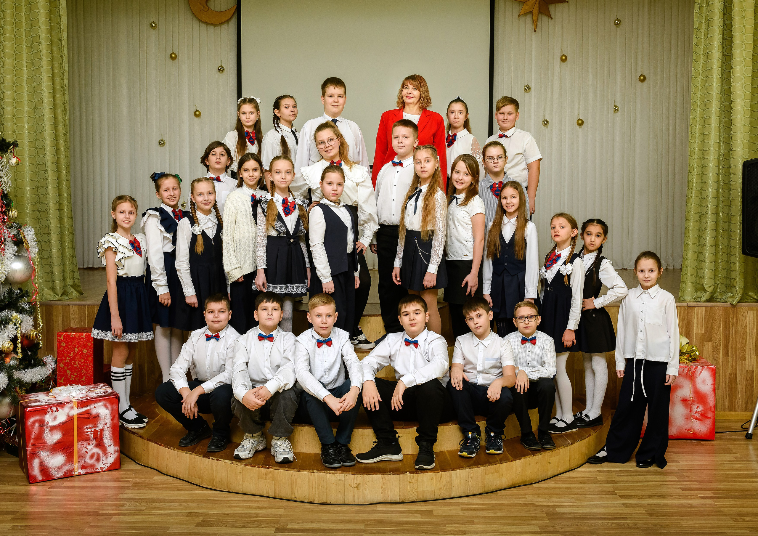 Четвероклассники позируют для школьного альбома. Выпускные альбомы в Курске