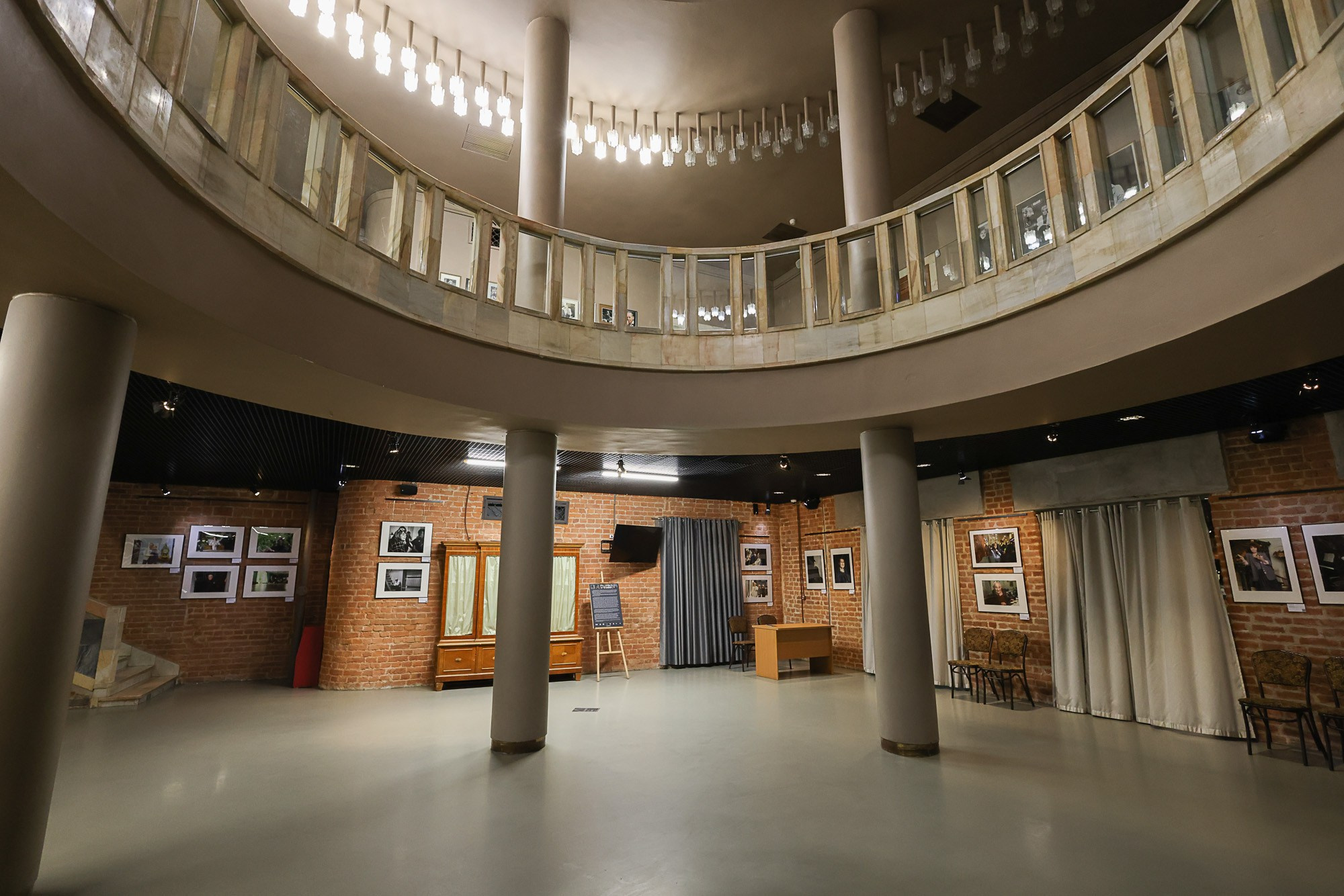 КОРИФЕИ. Репортажный, архитектурный, театральный и файн-арт фотограф Лена Мельникова в Москве