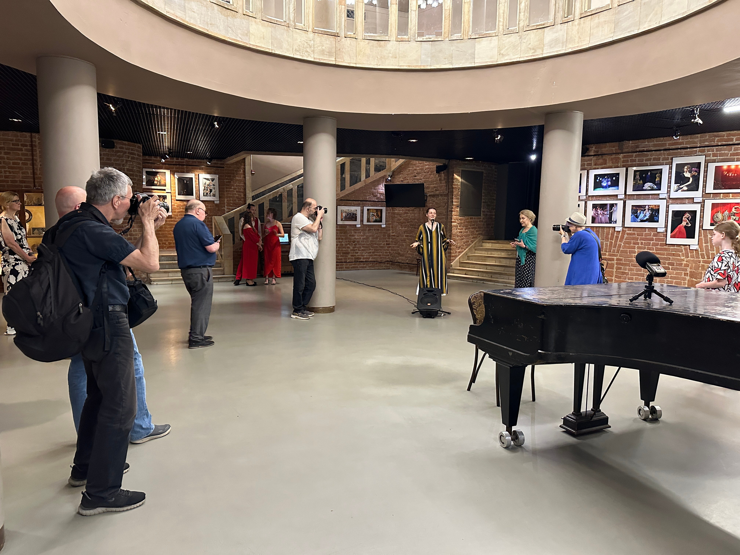 МОЛОДОЙ ТЕАТР. Reportage, architectural, fine art photographer Lena Melnikova in Moscow