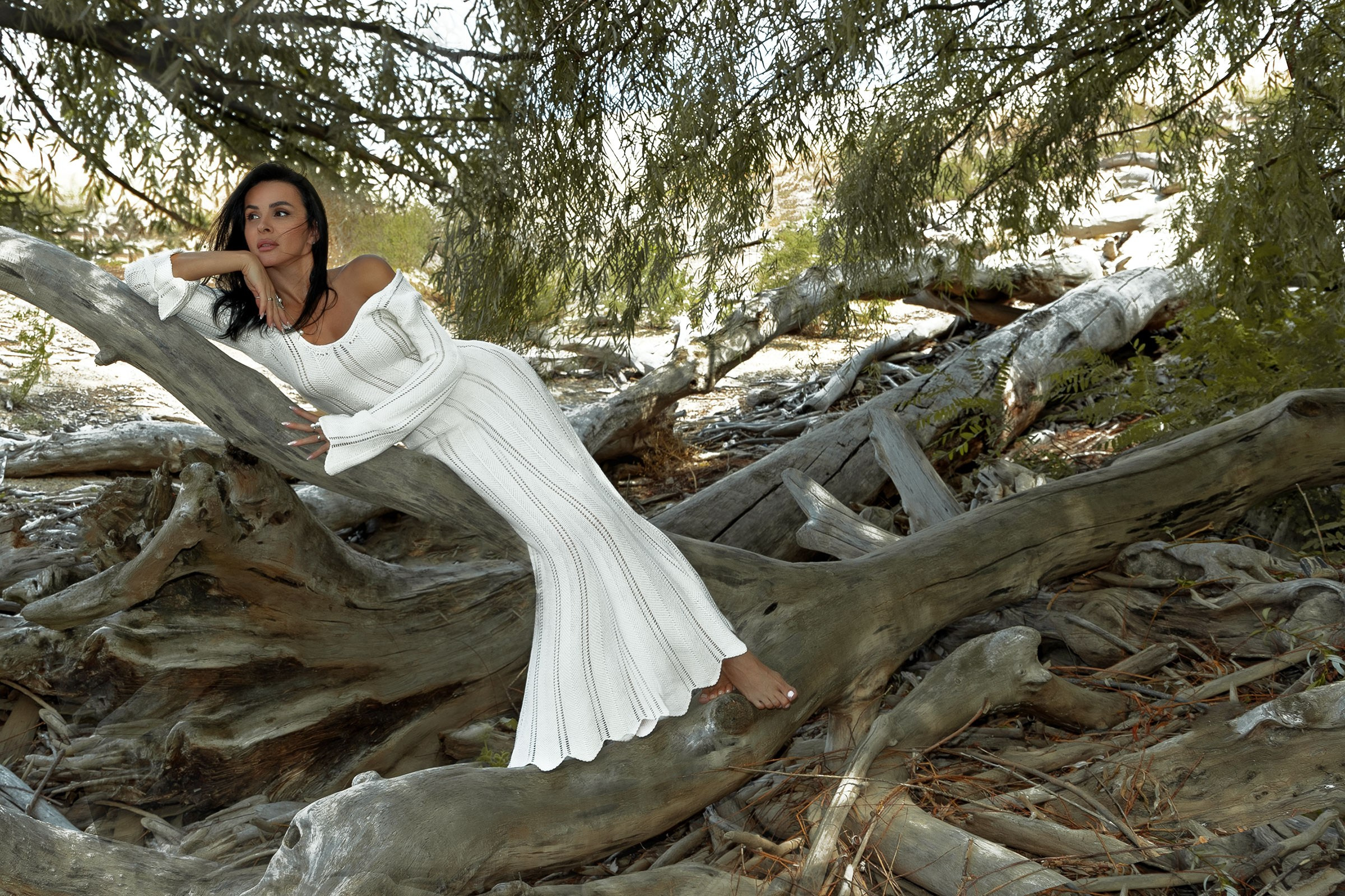 девушка лежит на бревне