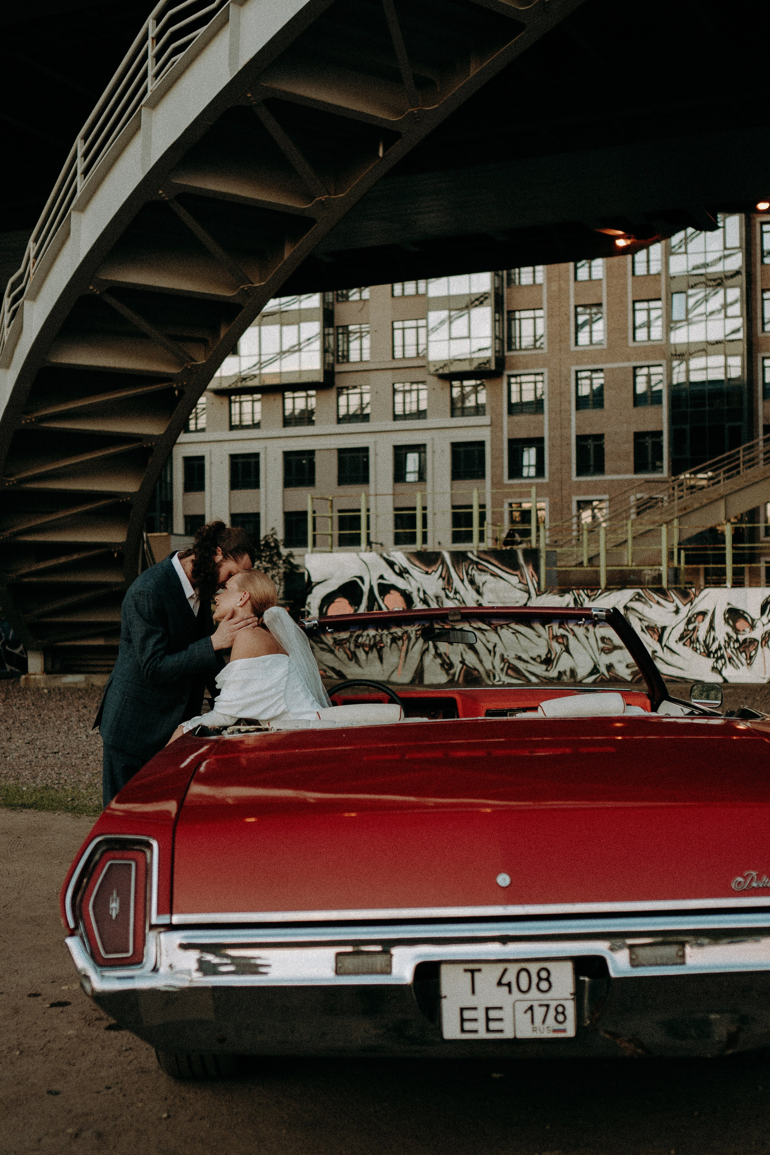 СВАДЕБНАЯ СЬЕМКА ВОЗЛЕ МСОТА БЕТАНКУРА НА КАБРИОЛЕТЕ. Профессиональный фотограф, Санкт-Петербург — Виктория Богомолова