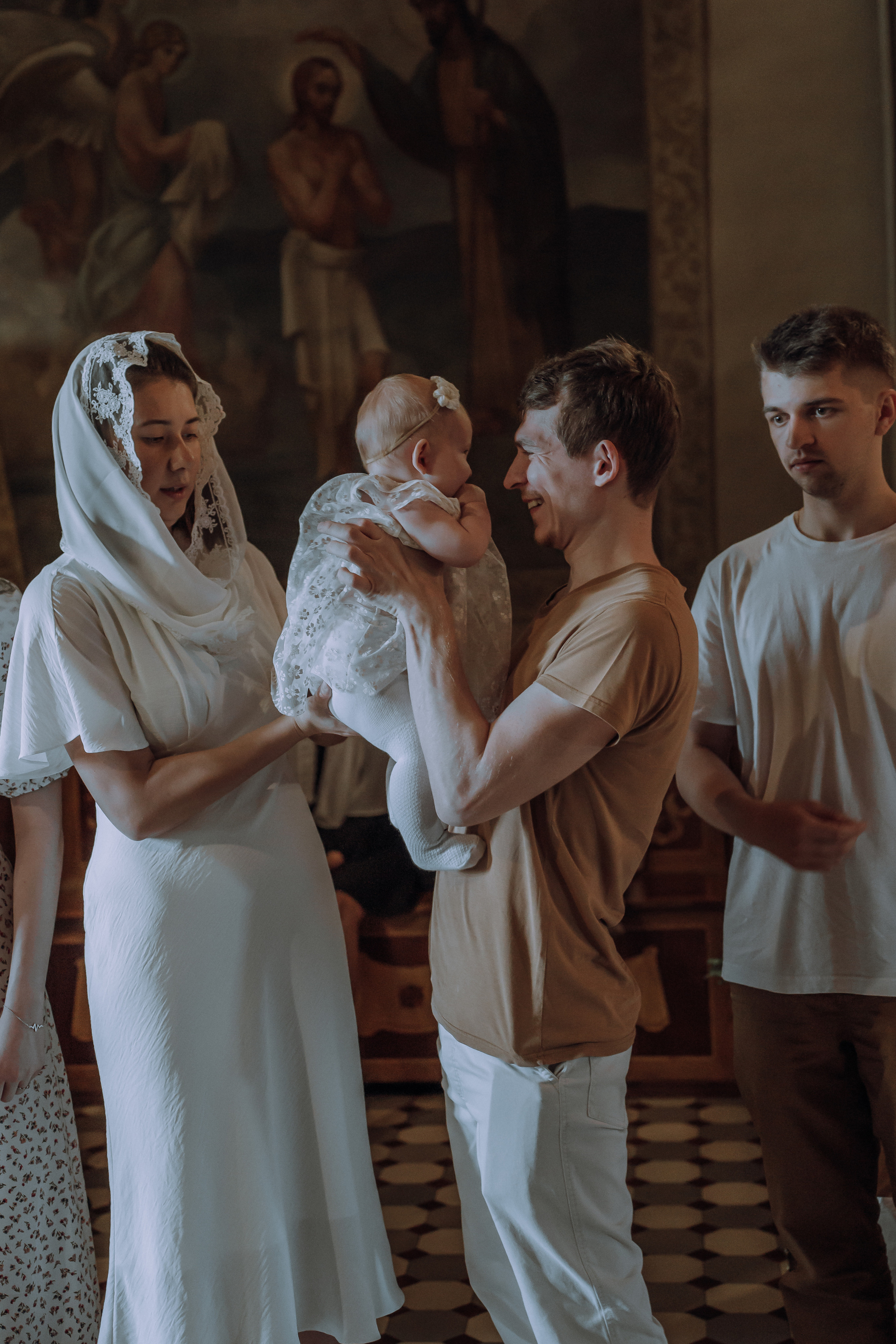 фотосессия крещения, фотограф таинства крещения Москва, ребенок с мамой крещение, фотограф на крещение Королев,  фотограф на таинство Крещения Мытищи, фотограф крещения Мытищи