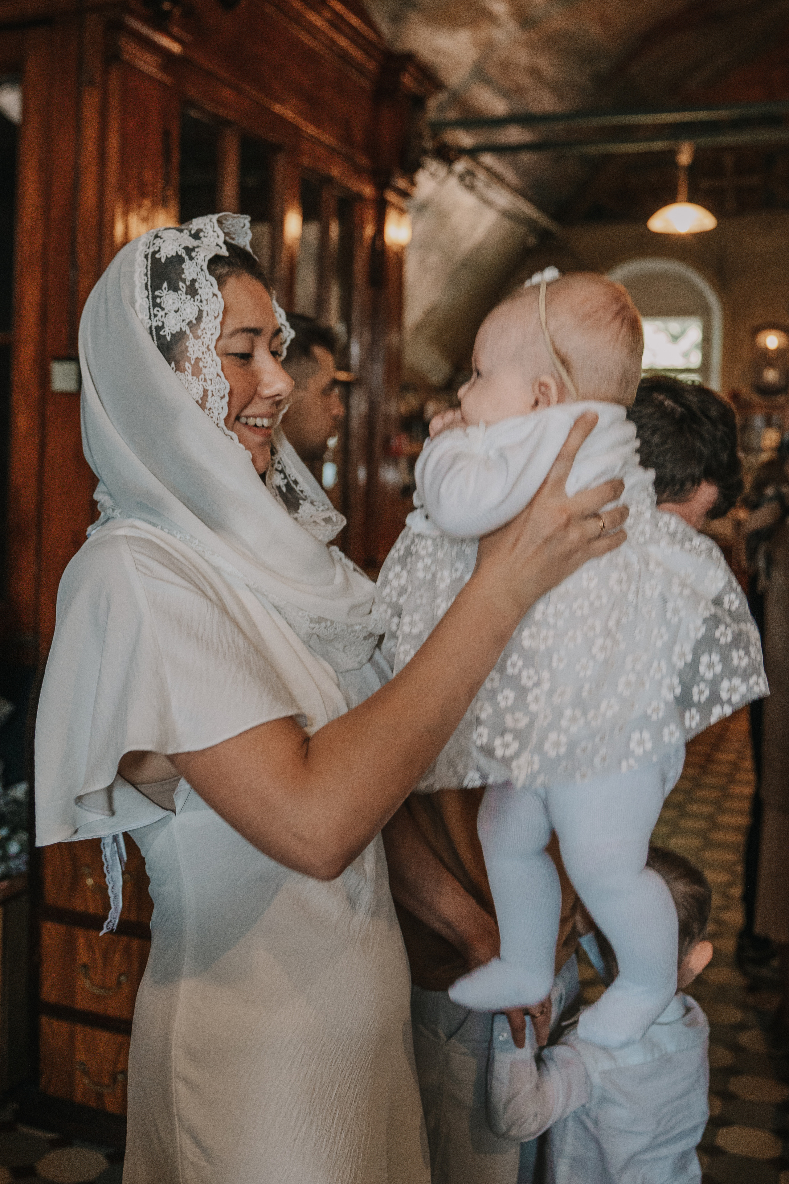 фотосессия крещения, фотограф таинства крещения Москва, ребенок с мамой крещение, фотограф на крещение Королев,  фотограф на таинство Крещения Мытищи, фотограф крещения Мытищи