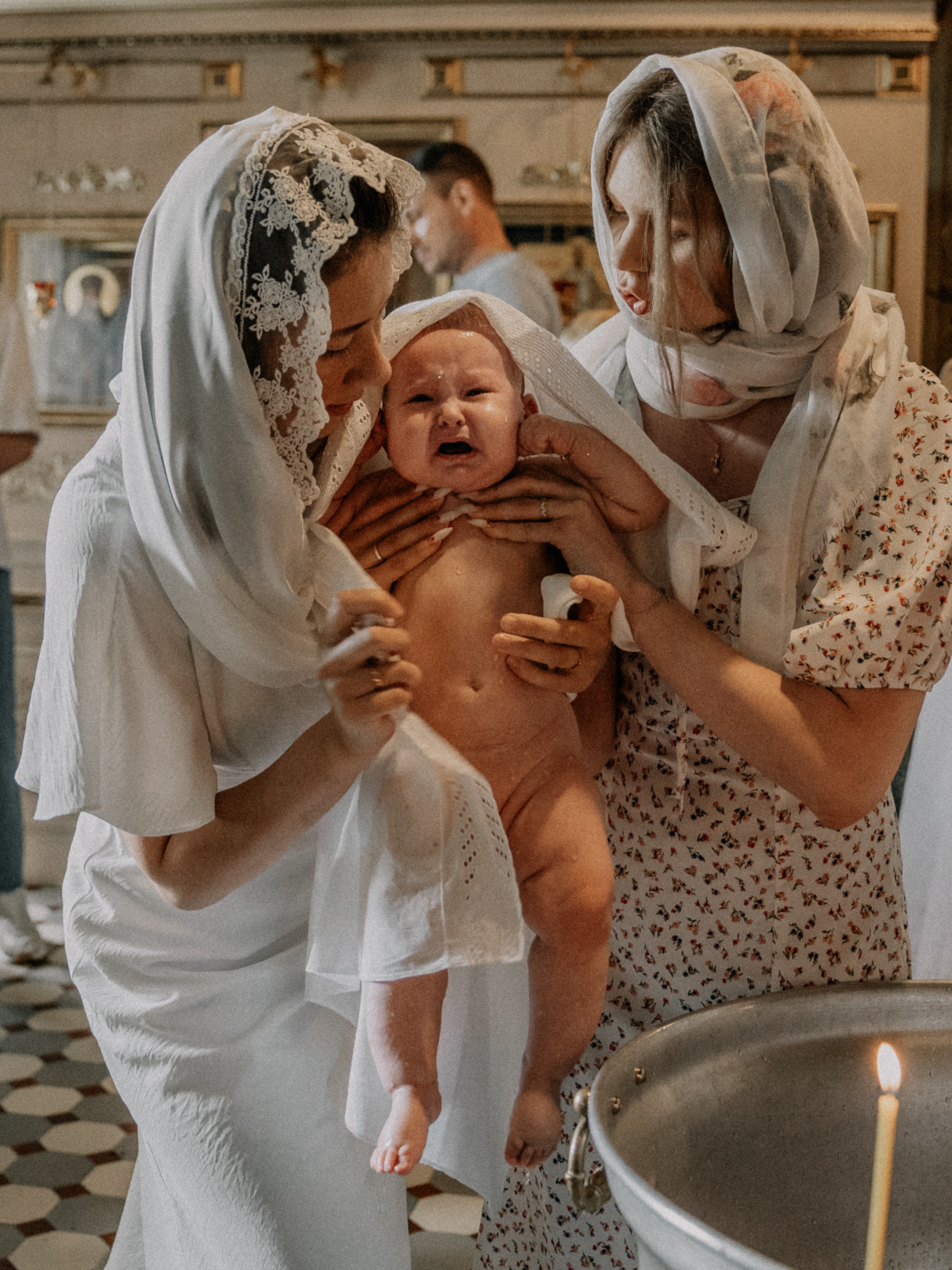фотосессия крещения, фотограф таинства крещения Москва, ребенок с мамой крещение, фотограф на крещение Королев,  фотограф на таинство Крещения Мытищи, фотограф крещения Мытищи