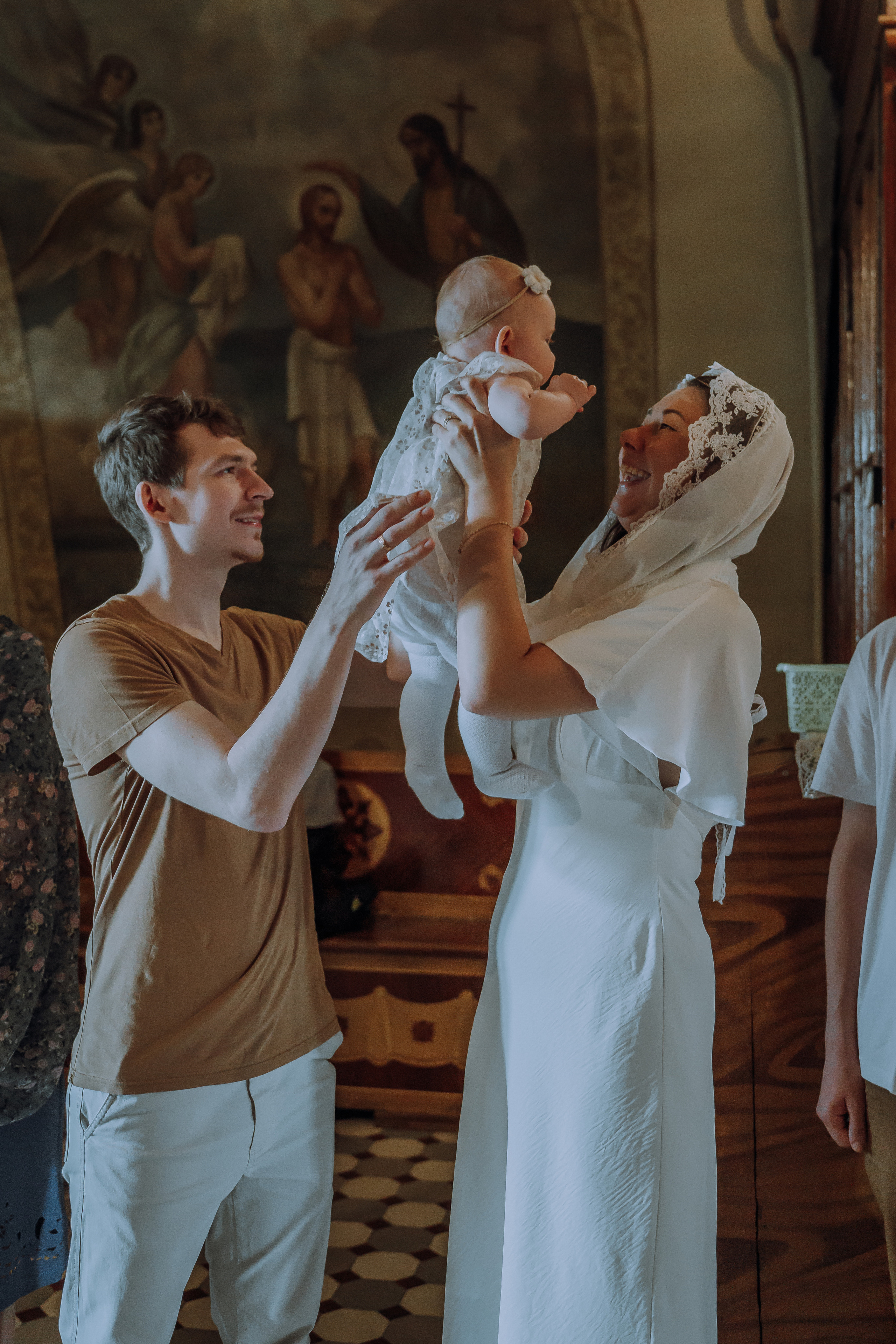 фотосессия крещения, фотограф таинства крещения Москва, ребенок с мамой крещение, фотограф на крещение Королев,  фотограф на таинство Крещения Мытищи, фотограф крещения Мытищи
