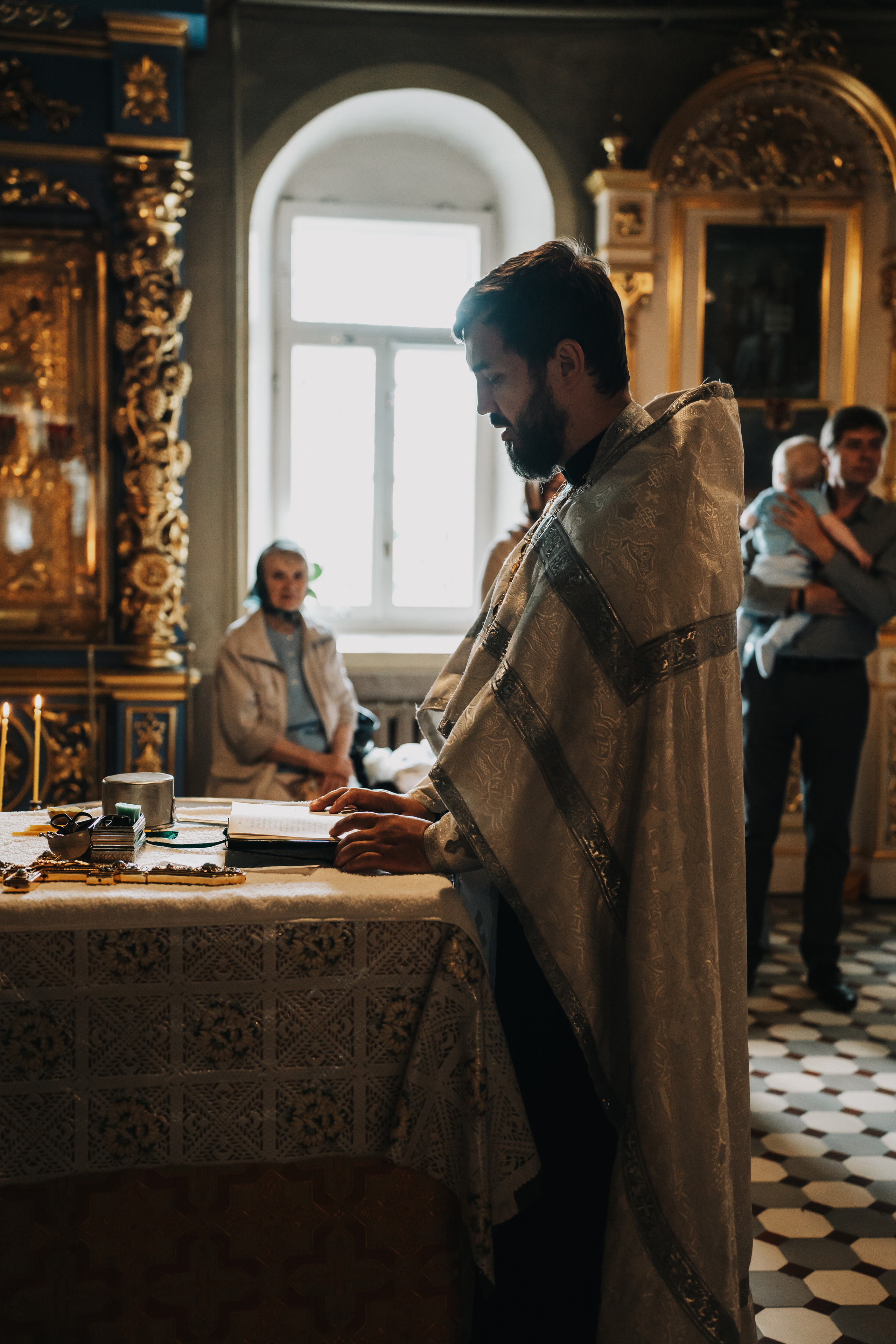 фотосессия крещения, фотограф таинства крещения Москва, ребенок с мамой крещение, фотограф на крещение Королев,  фотограф на таинство Крещения Мытищи, фотограф крещения Мытищи