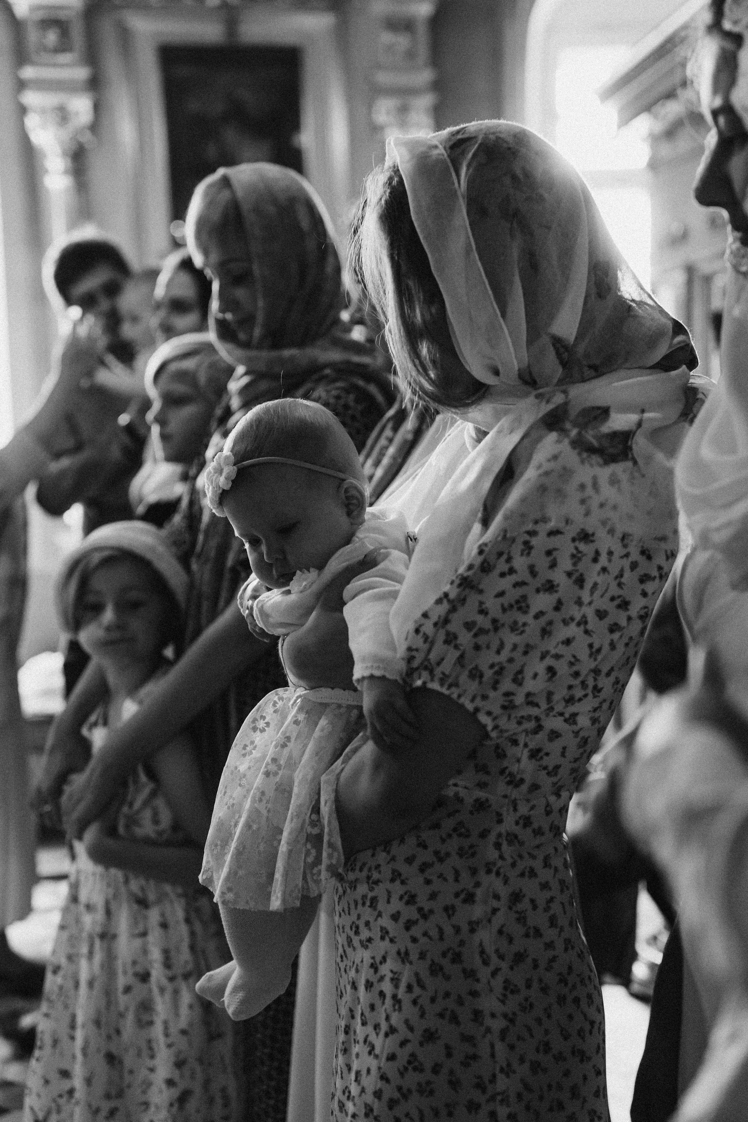 фотосессия крещения, фотограф таинства крещения Москва, ребенок с мамой крещение, фотограф на крещение Королев,  фотограф на таинство Крещения Мытищи, фотограф крещения Мытищи