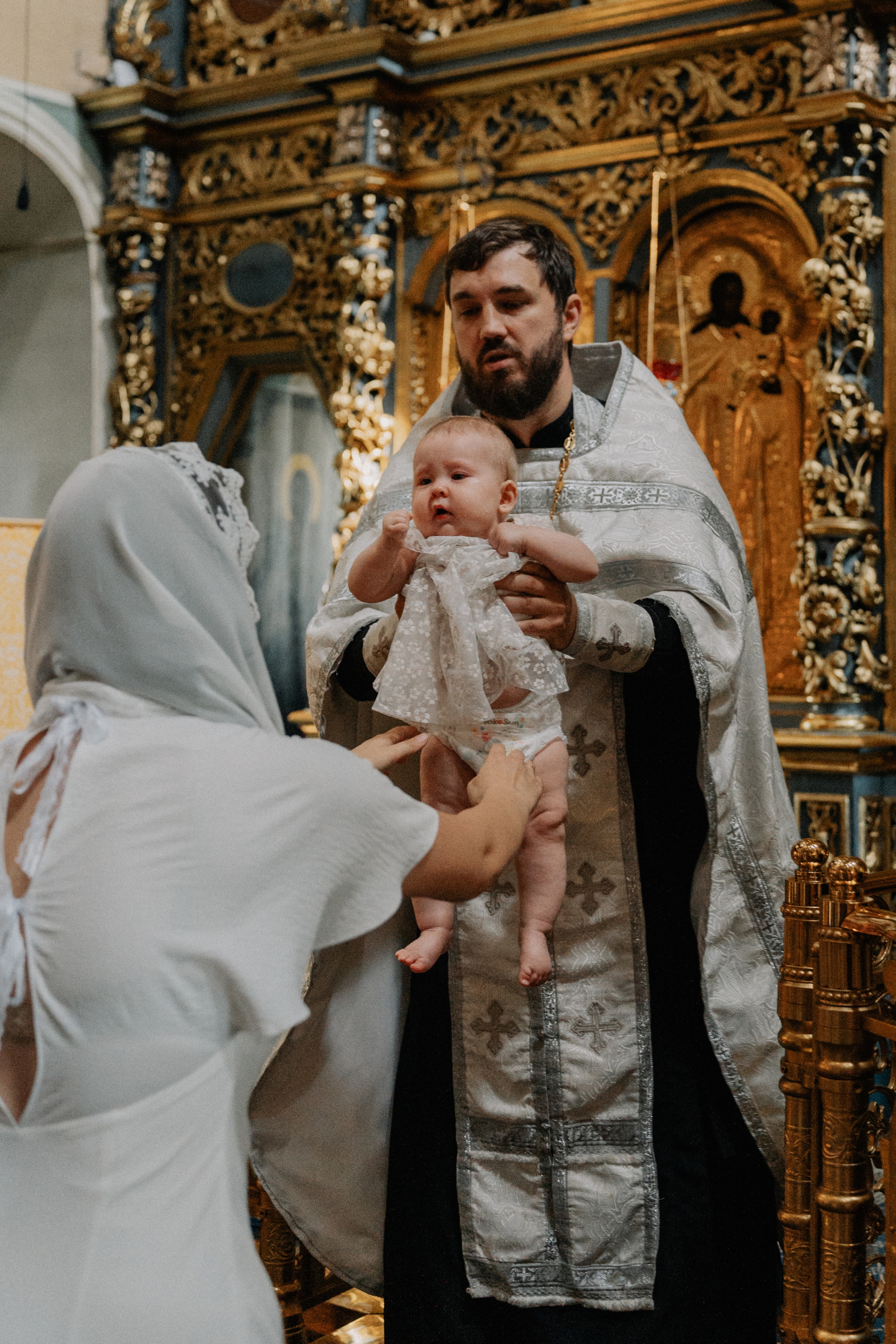 фотосессия крещения, фотограф таинства крещения Москва, ребенок с мамой крещение, фотограф на крещение Королев,  фотограф на таинство Крещения Мытищи, фотограф крещения Мытищи