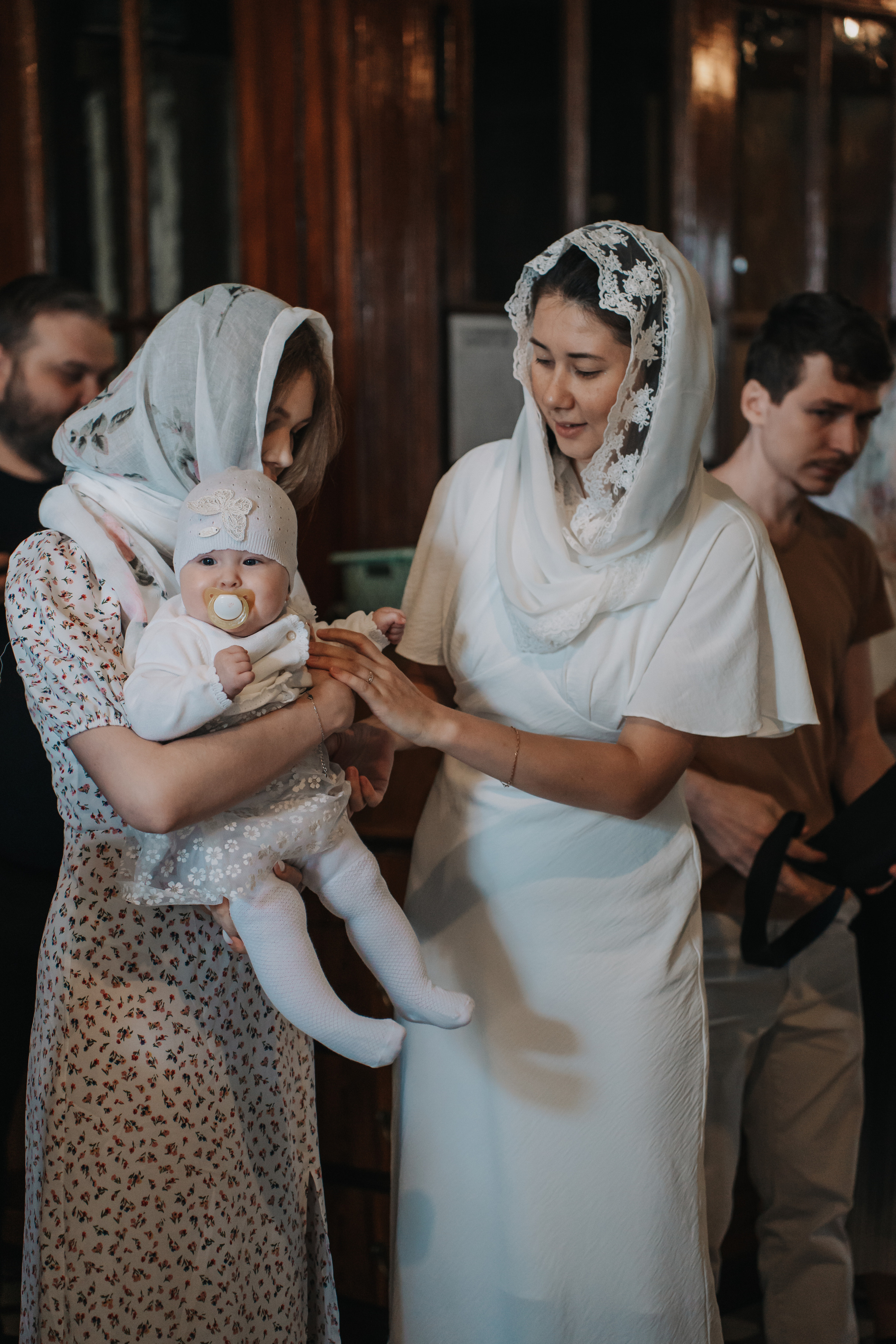 фотосессия крещения, фотограф таинства крещения Москва, ребенок с мамой крещение, фотограф на крещение Королев,  фотограф на таинство Крещения Мытищи, фотограф крещения Мытищи