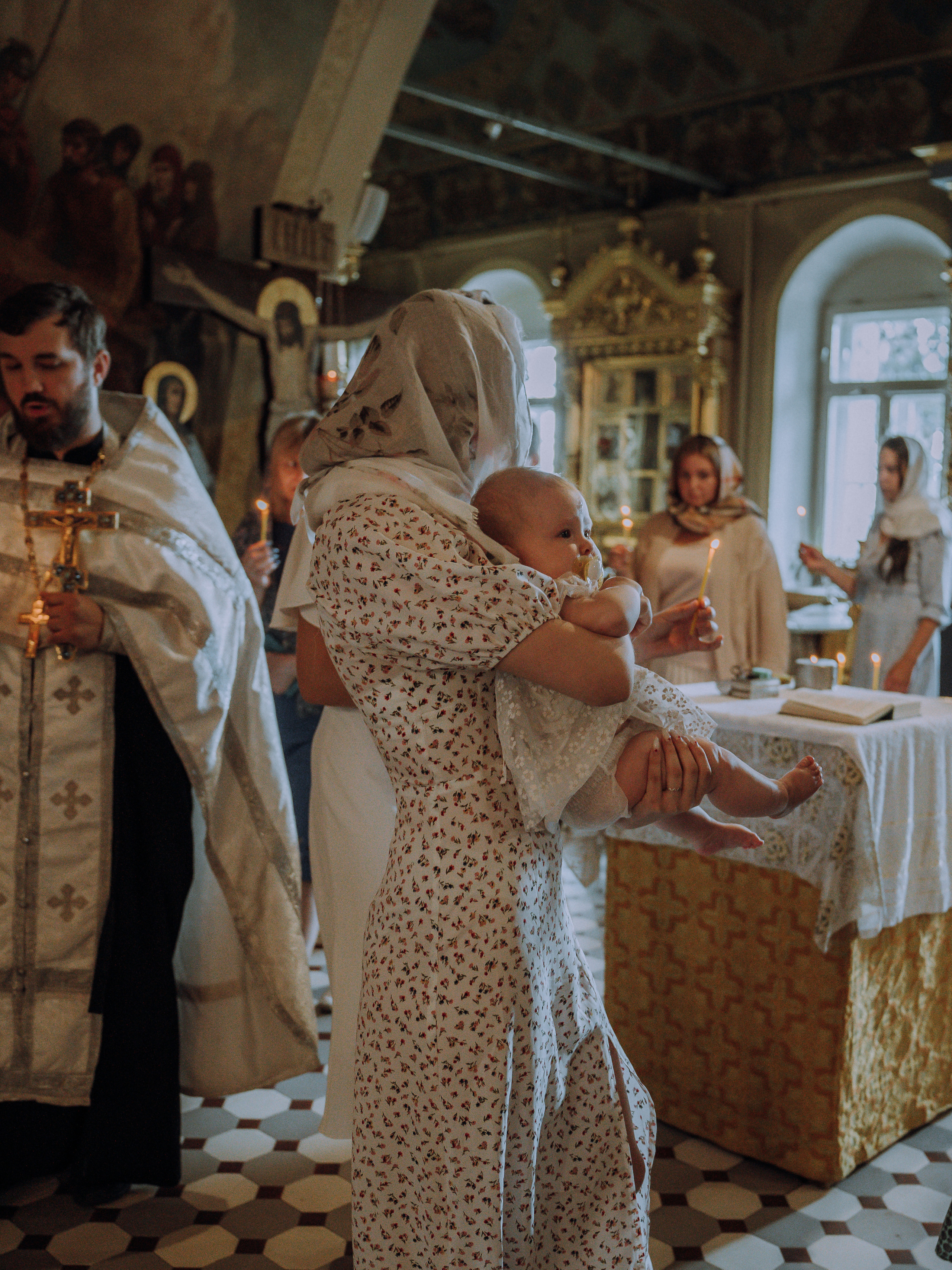 фотосессия крещения, фотограф таинства крещения Москва, ребенок с мамой крещение, фотограф на крещение Королев,  фотограф на таинство Крещения Мытищи, фотограф крещения Мытищи