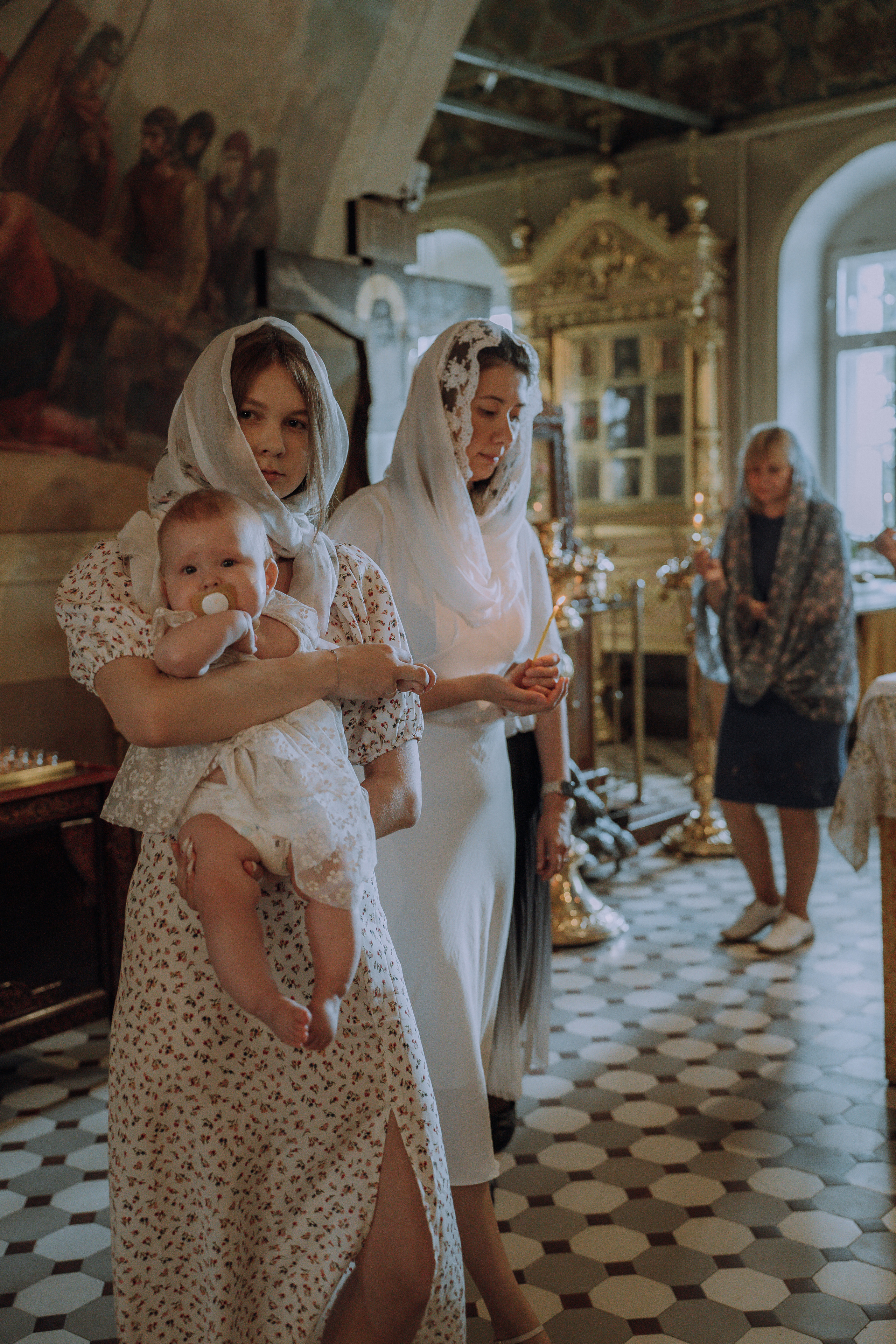 фотосессия крещения, фотограф таинства крещения Москва, ребенок с мамой крещение, фотограф на крещение Королев,  фотограф на таинство Крещения Мытищи, фотограф крещения Мытищи