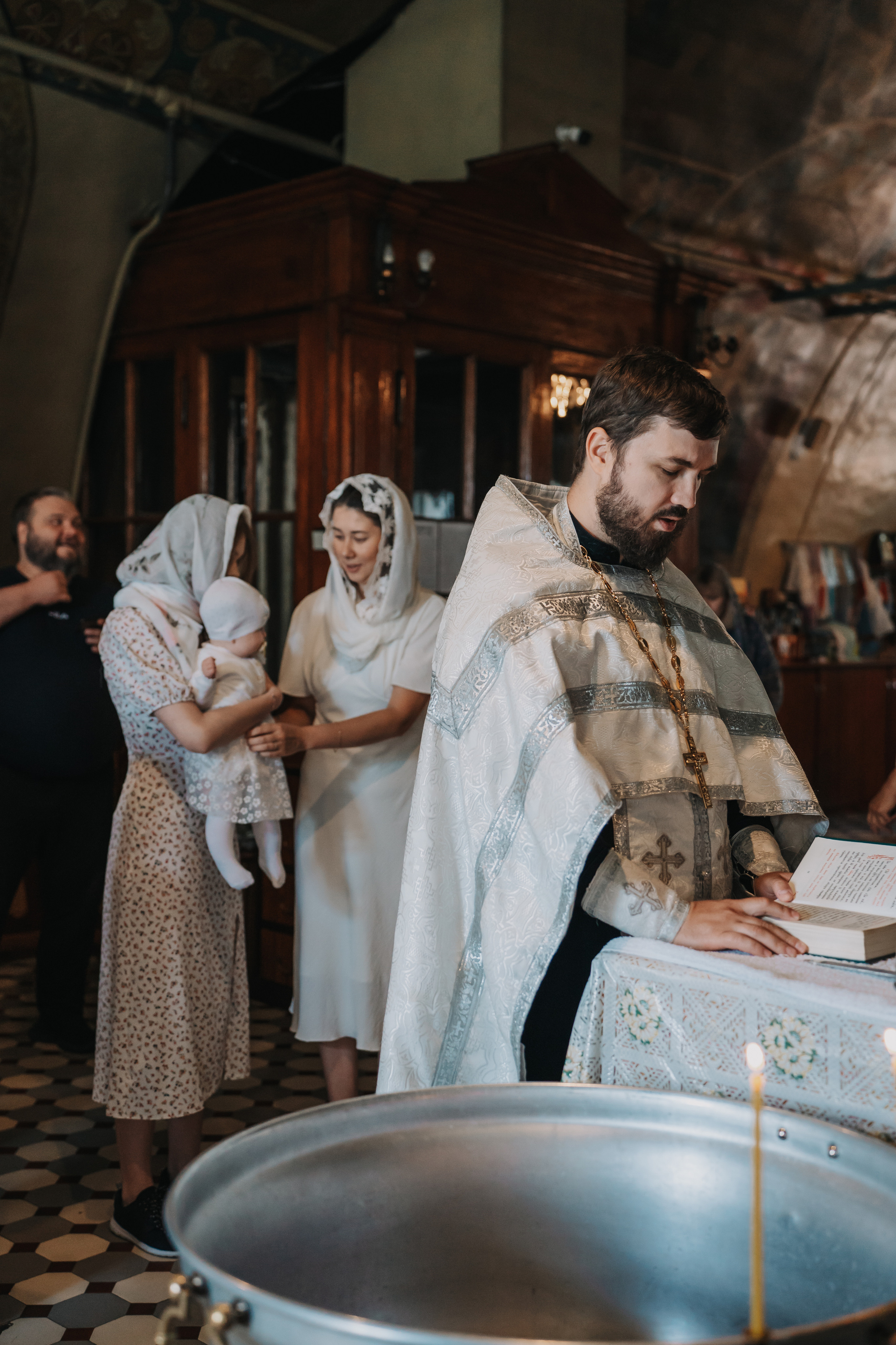 фотосессия крещения, фотограф таинства крещения Москва, ребенок с мамой крещение, фотограф на крещение Королев,  фотограф на таинство Крещения Мытищи, фотограф крещения Мытищи