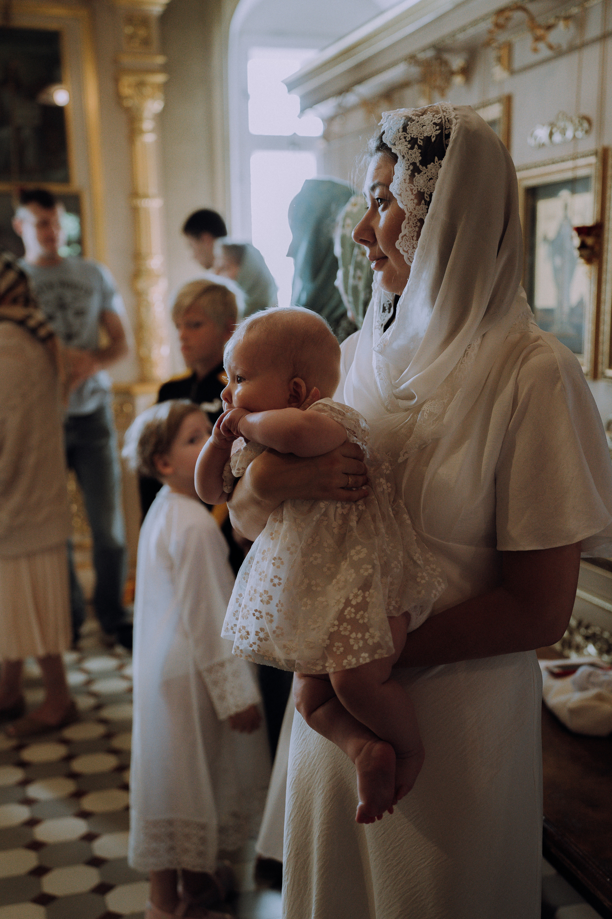 фотосессия крещения, фотограф таинства крещения Москва, ребенок с мамой крещение, фотограф на крещение Королев,  фотограф на таинство Крещения Мытищи, фотограф крещения Мытищи