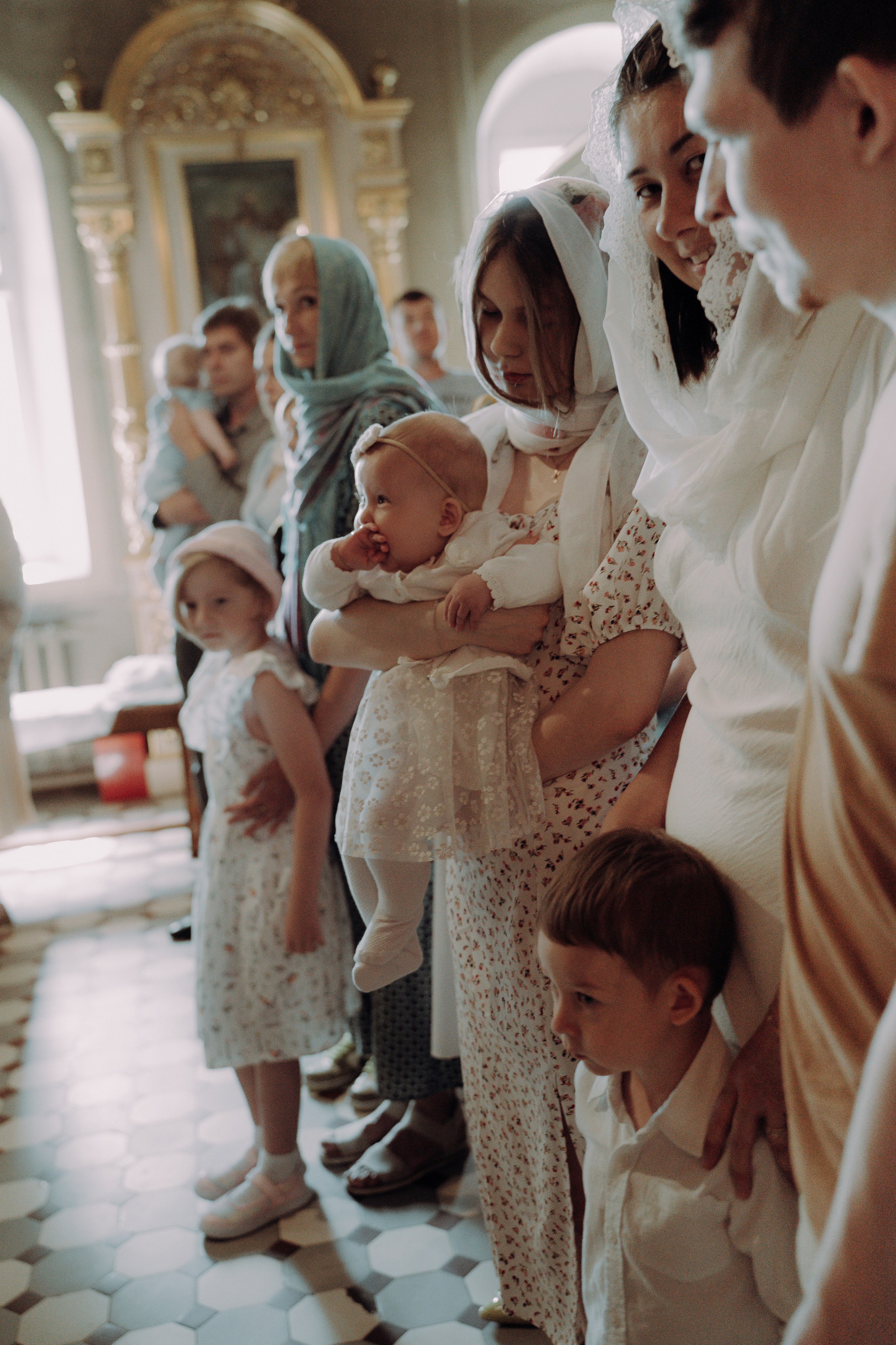 фотосессия крещения, фотограф таинства крещения Москва, ребенок с мамой крещение, фотограф на крещение Королев,  фотограф на таинство Крещения Мытищи, фотограф крещения Мытищи