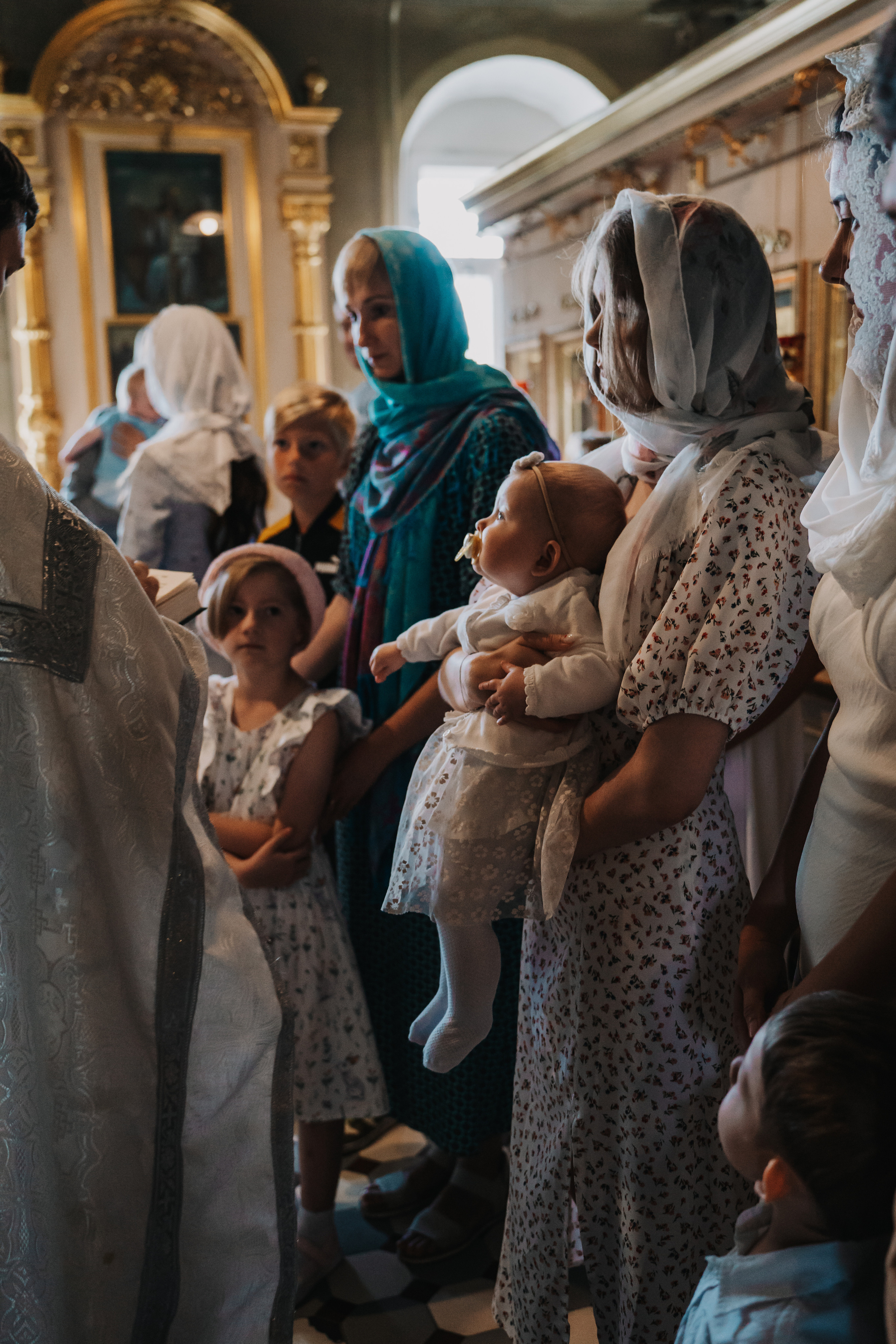 фотосессия крещения, фотограф таинства крещения Москва, ребенок с мамой крещение, фотограф на крещение Королев,  фотограф на таинство Крещения Мытищи, фотограф крещения Мытищи