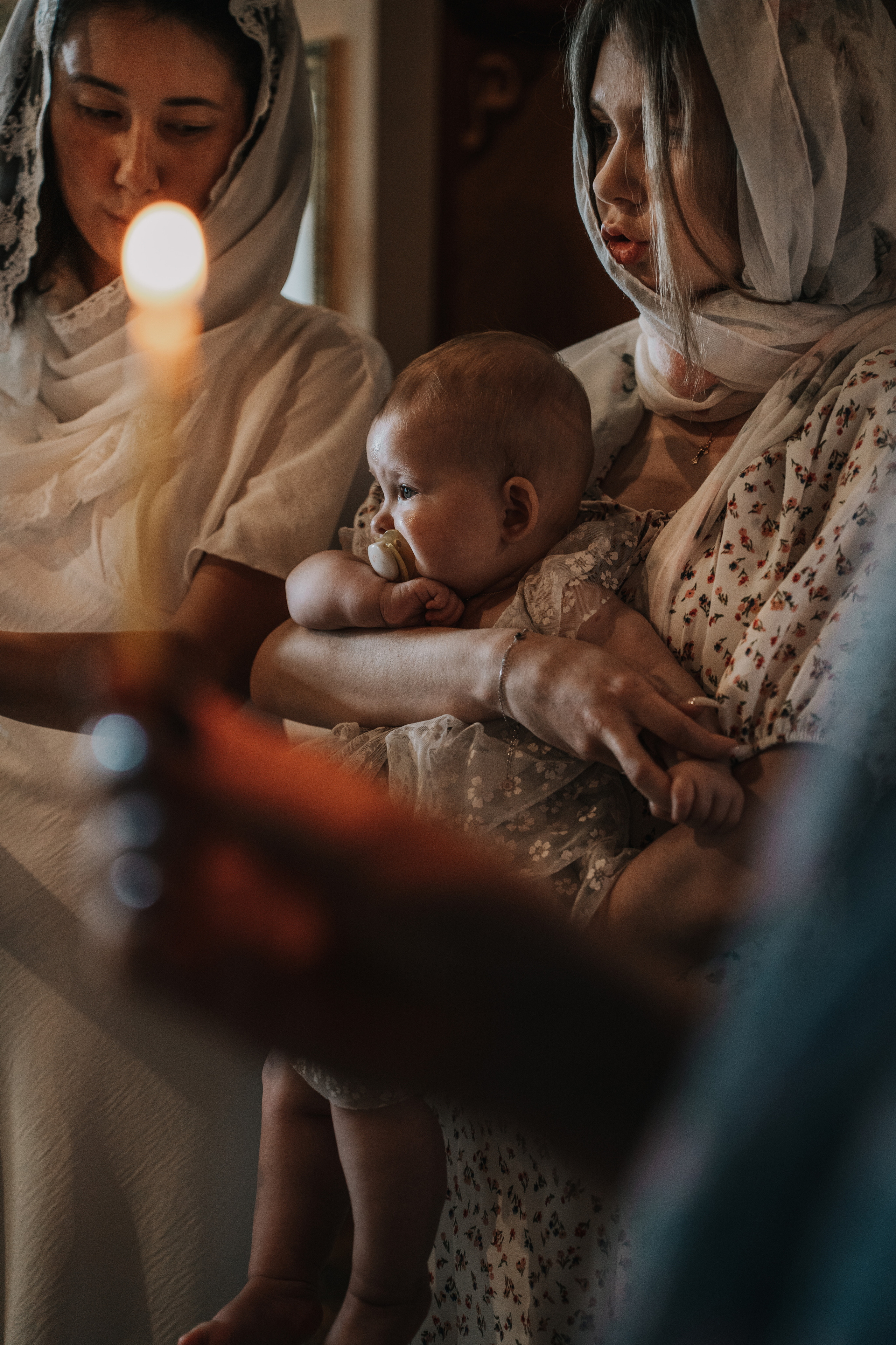 фотосессия крещения, фотограф таинства крещения Москва, ребенок с мамой крещение, фотограф на крещение Королев,  фотограф на таинство Крещения Мытищи, фотограф крещения Мытищи