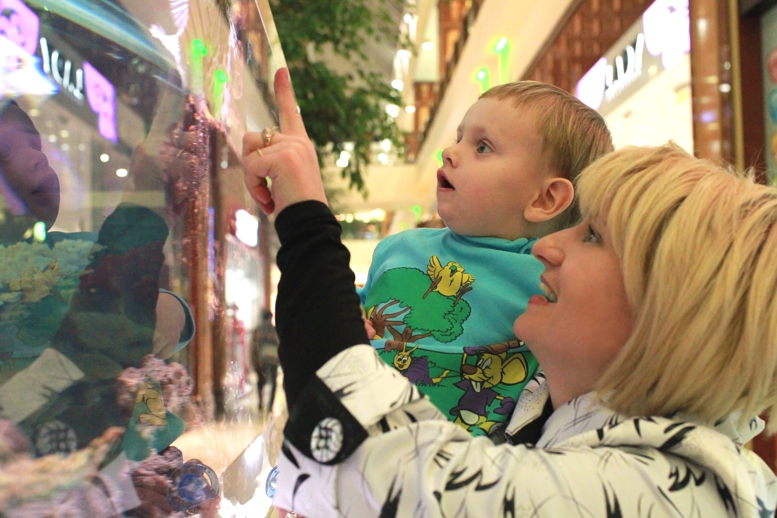 Семейная фотография в помещении и на улице. Сайт фотографа Виталия Дени