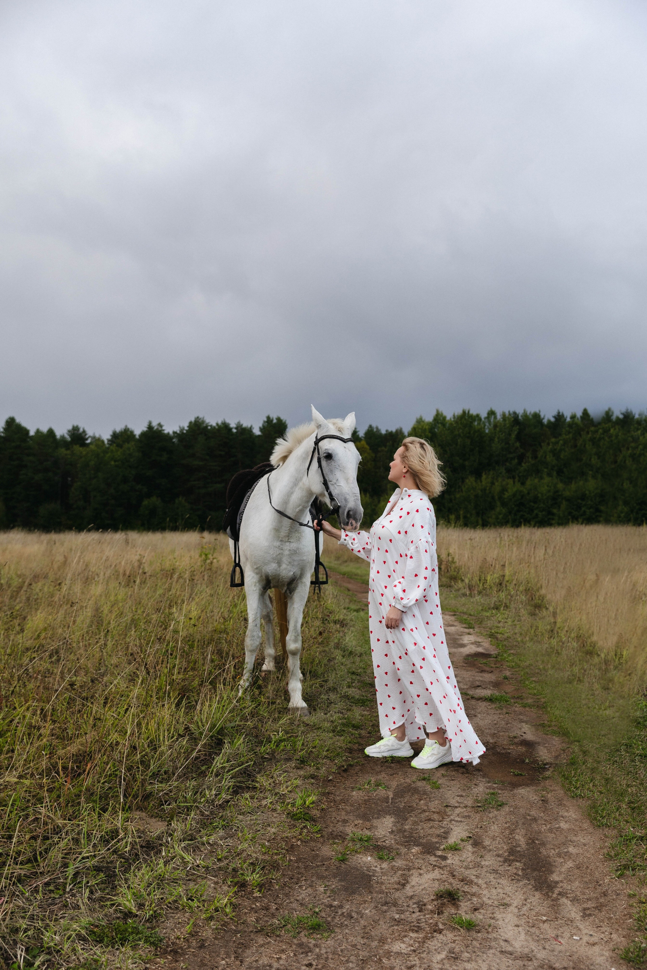 В поле с конём. Свадебный и семейный фотограф в Карелии
