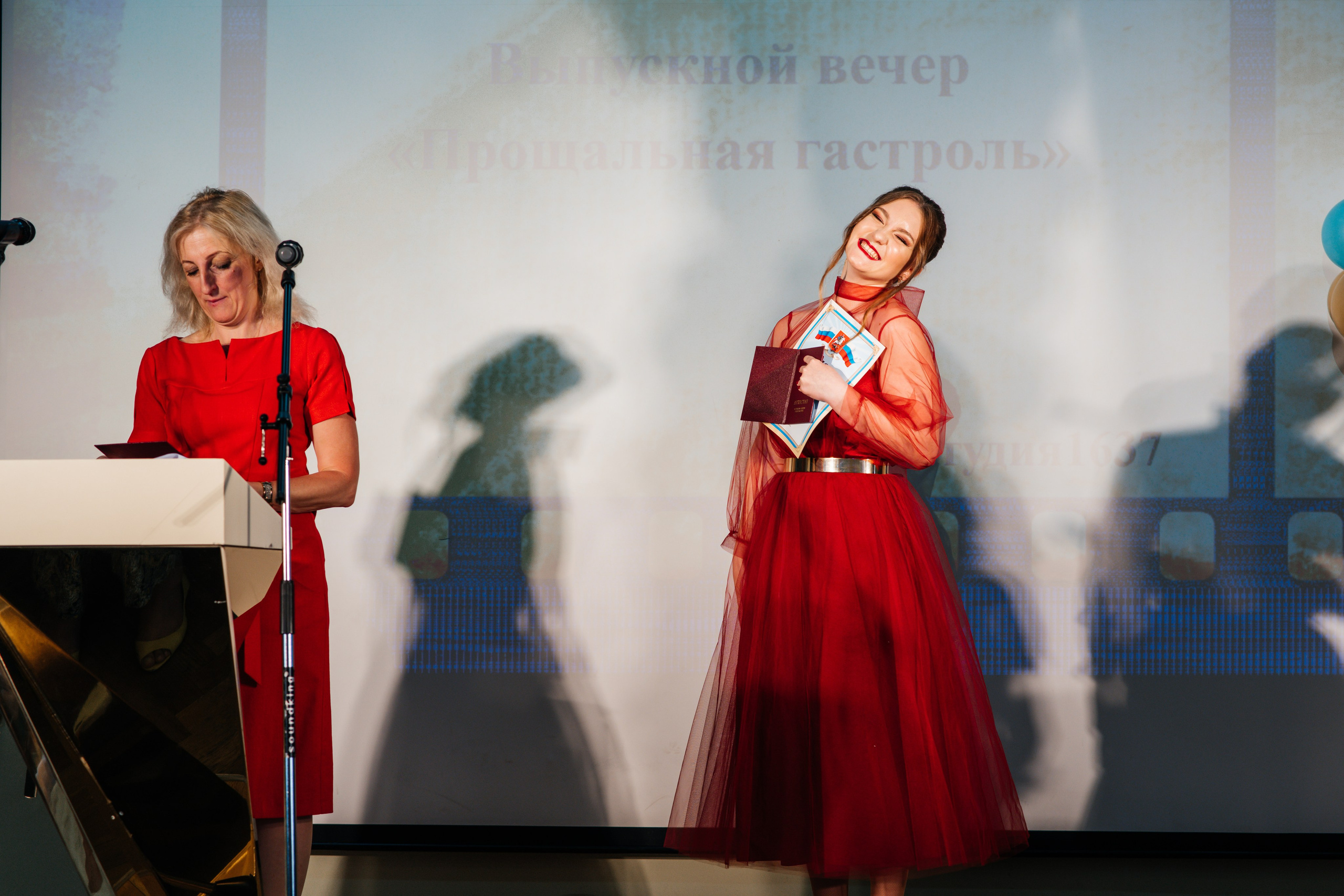 Вручение аттестатов. Выпускные альбомы в Подольске Москве и МО