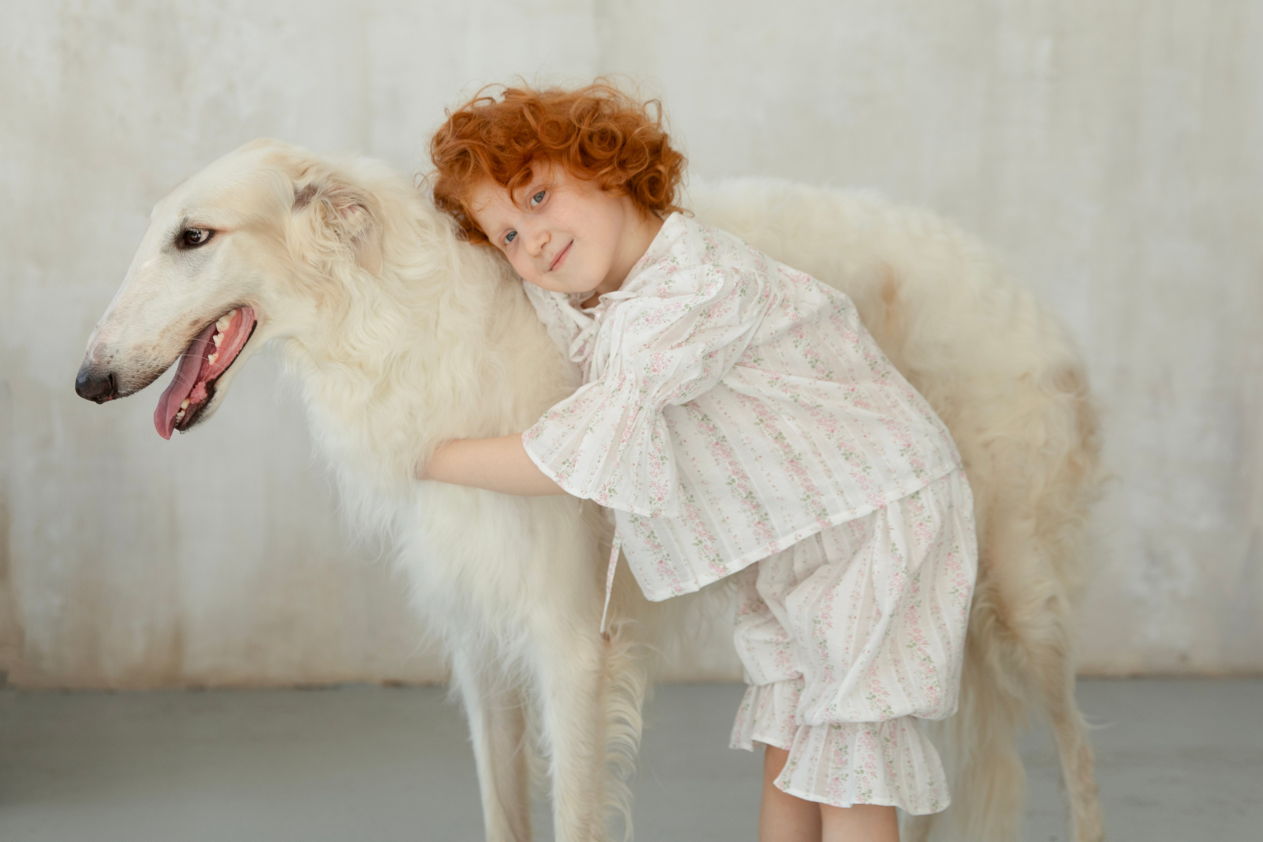 Съемка собаки и ребенка в студии