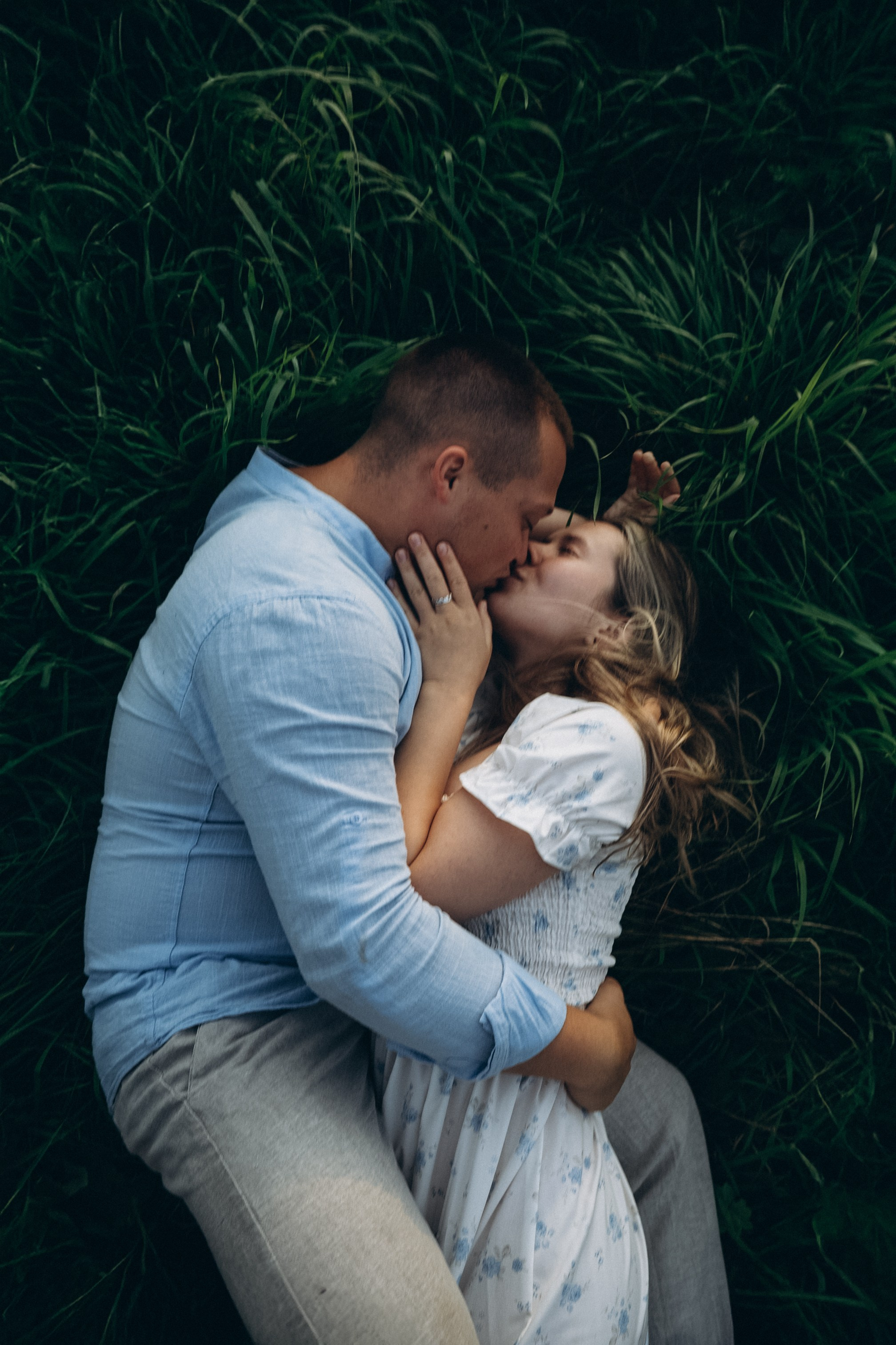 Целоваться в траве. Семейный свадебный фотограф Екатеринбург Первоуральск Шарнина Алёна