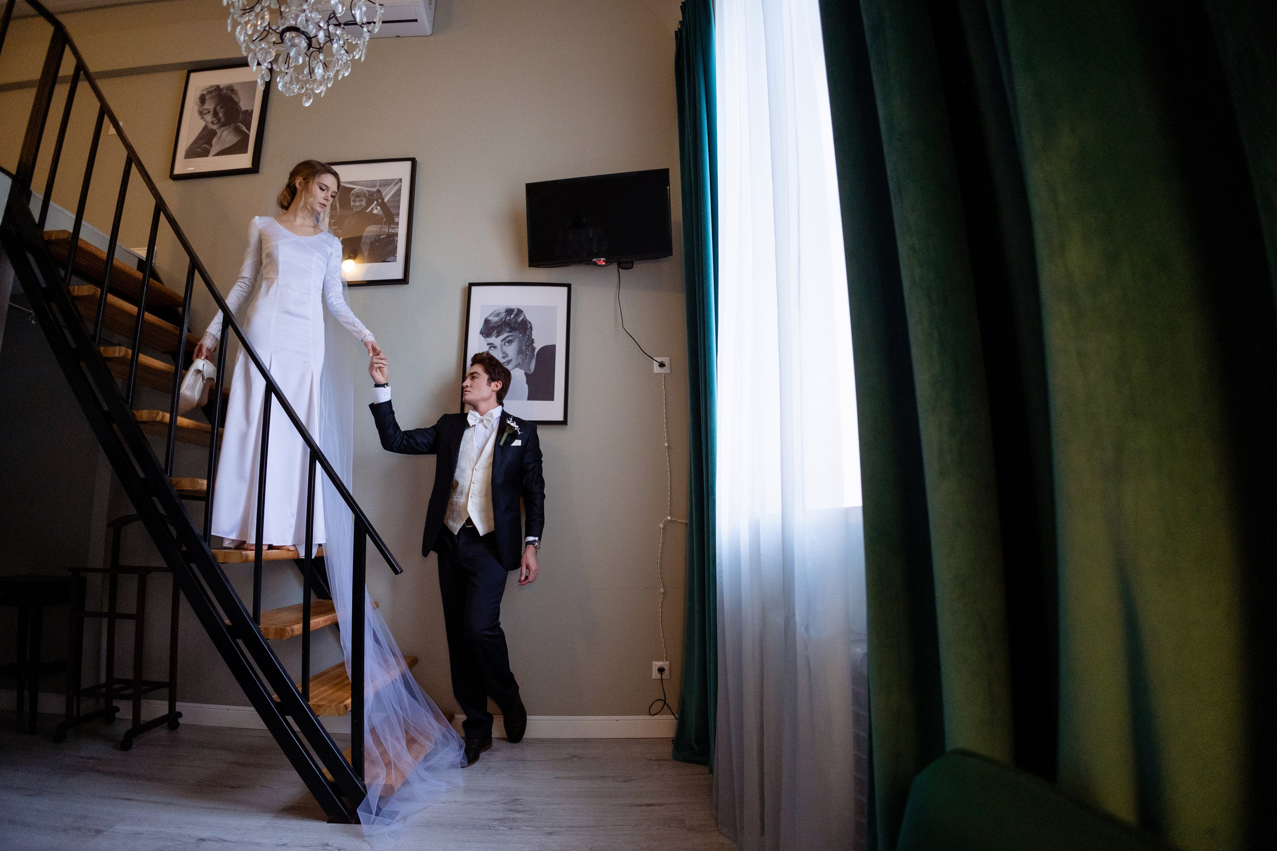 Жених и невеста у лестницы во весь рост.