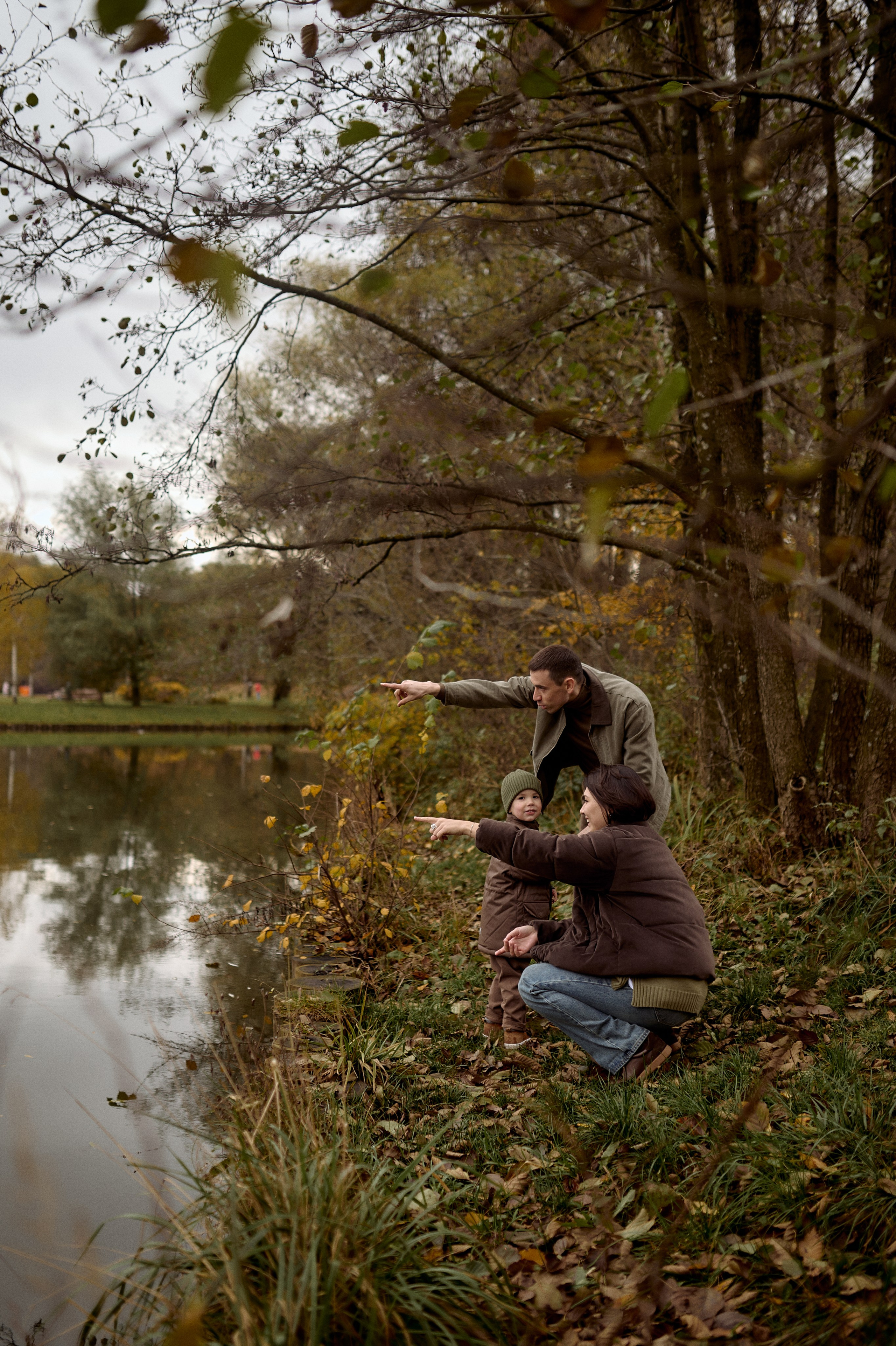 Вова, Юля и Максим в осеннем парке. Семейный и свадебный lifestyle-фотограф в Москве Мария Петрова