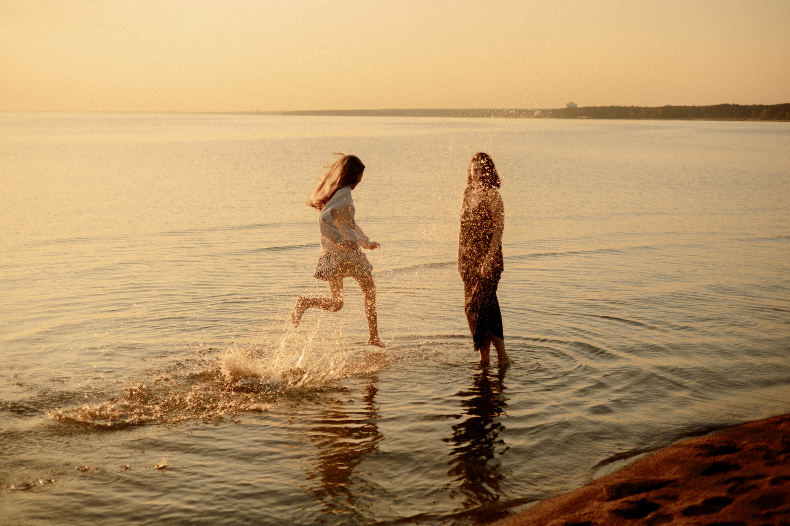 Арина, Андрей, Дарина, Настя и Ганс. Залив. Главная