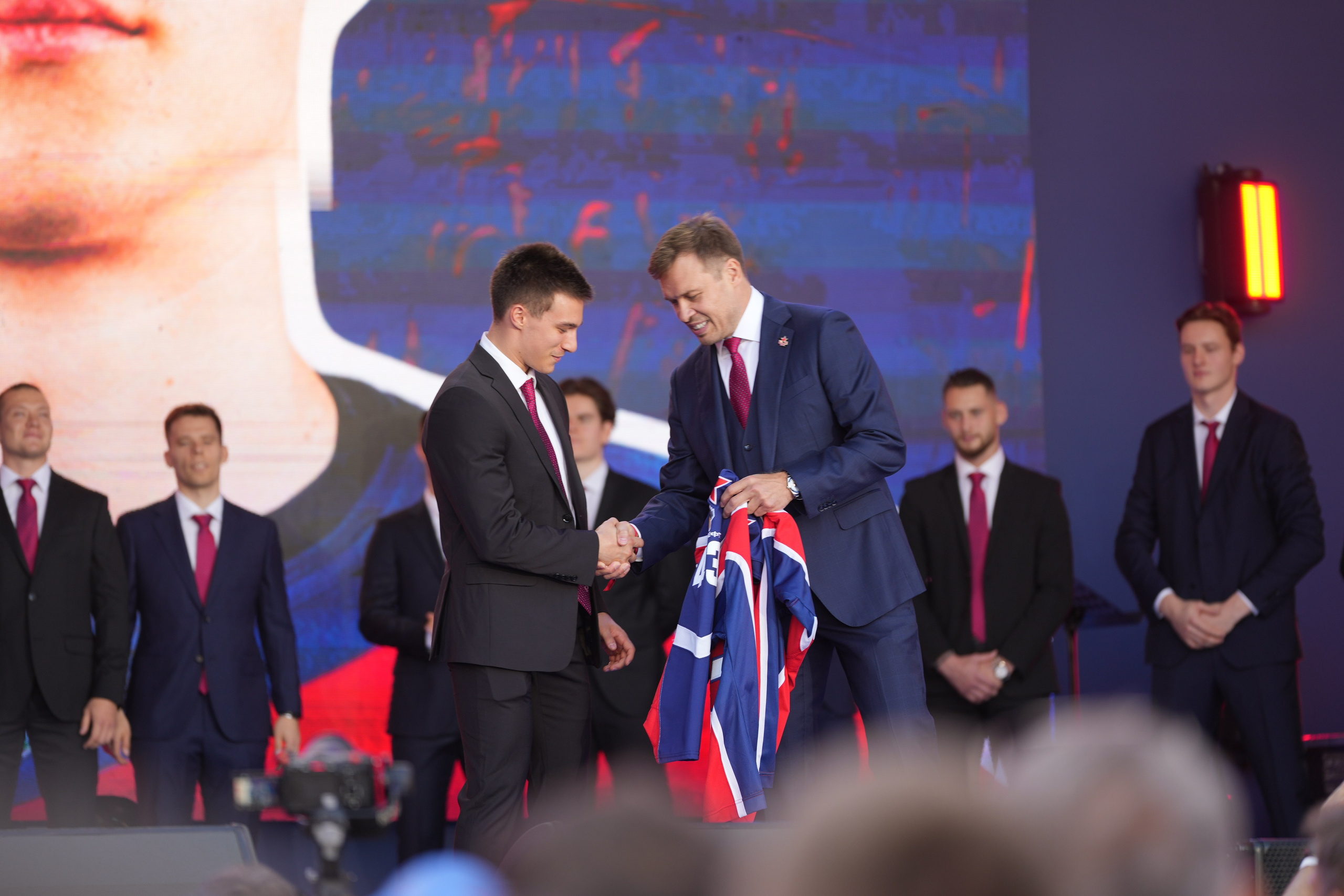 ЦСКА Фест 2024, фотографии хоккейного фестиваля от репортажного фотографа из Алматы Дениса Карпенко,. Сайт Алматинского НЮ АРТ, будуар и фэшн фотографа Дениса Карпенко