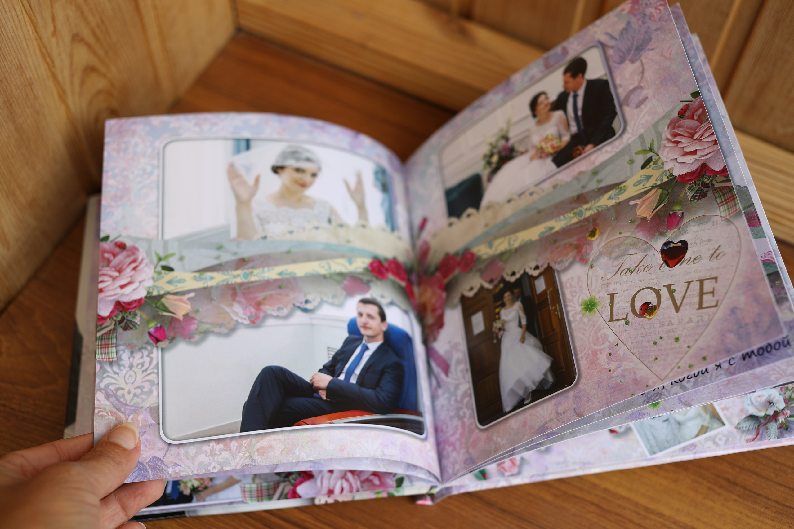 medlori fotobook Фотокниги в Липецке. Свадебная фотокнига «WEDDING DAY» Фотокнига постраничная (от 20 до 40 страниц), цена зависит от количества разворотов. Варианты фотокниг, созданные мной от фотосъёмки до дизайна. Цена: от 7500 руб за 10 разворотов. Обложка жёсткая, листы 350 мг. Фотограф Медведева Лариса.