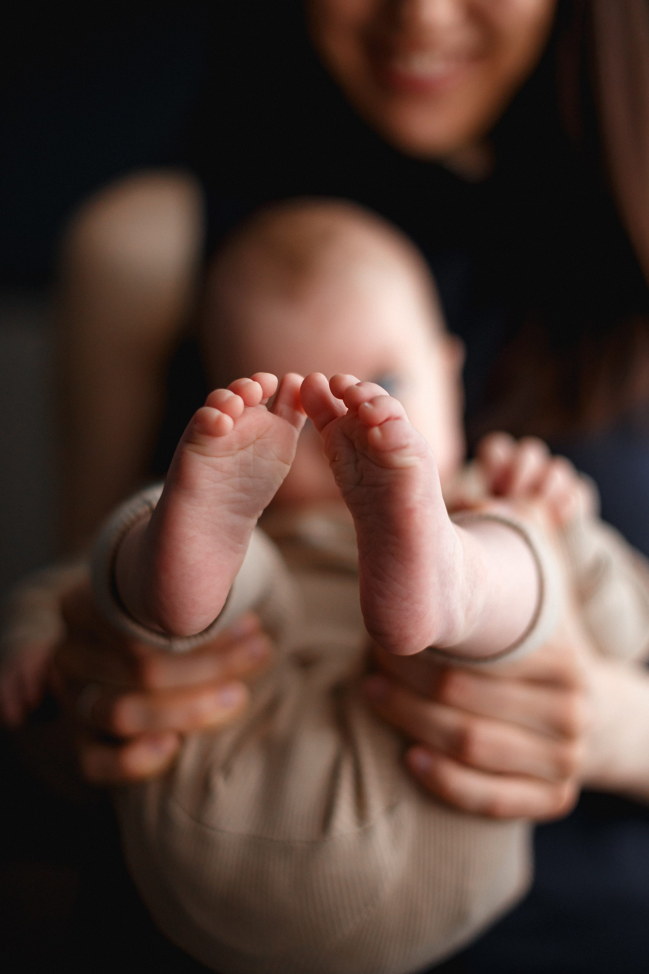 Малышка Катя, родители и бабушка. Домашняя съёмка. Фотограф в Москве Базанова Дарья