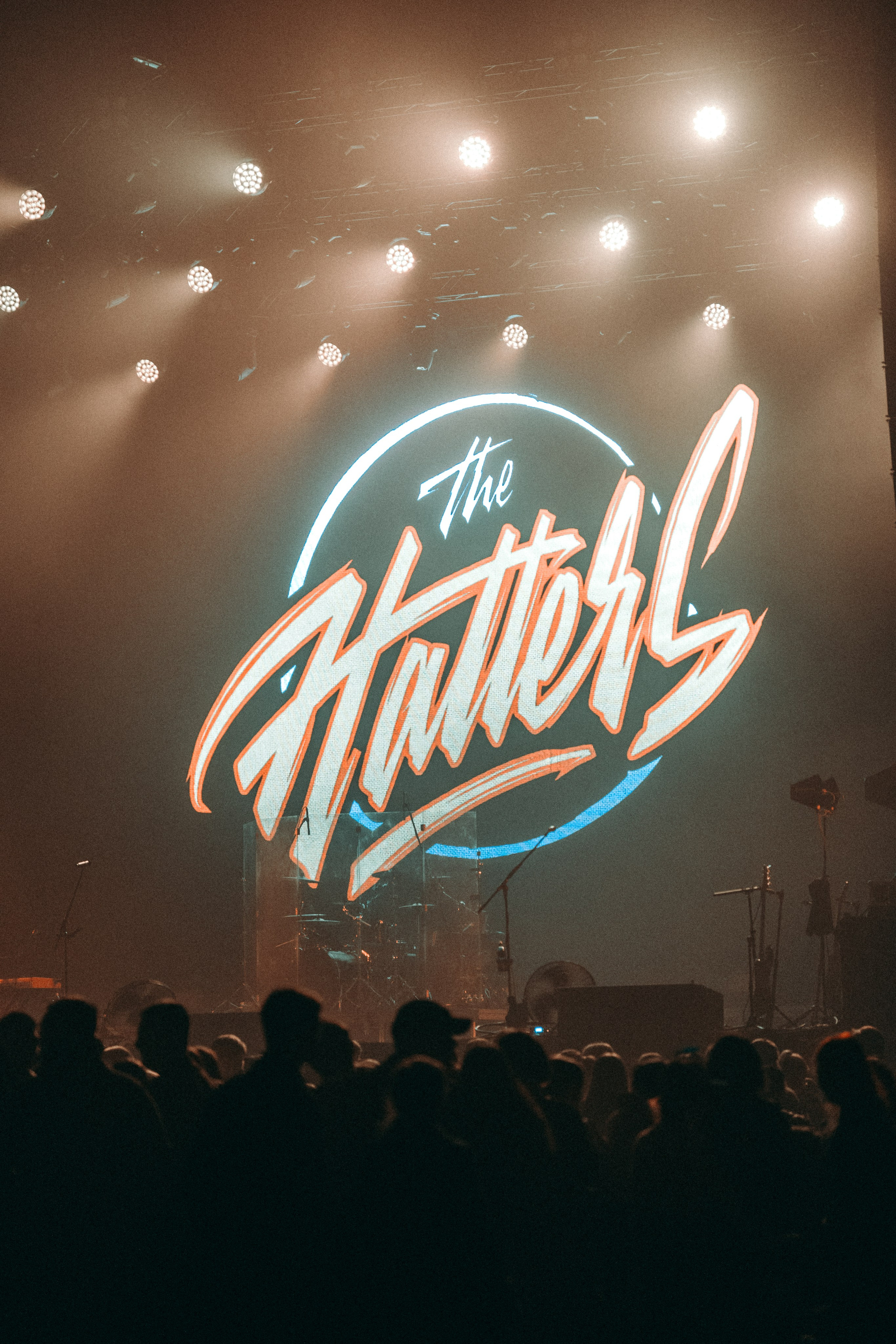 Концертная съёмка группы The Hatters