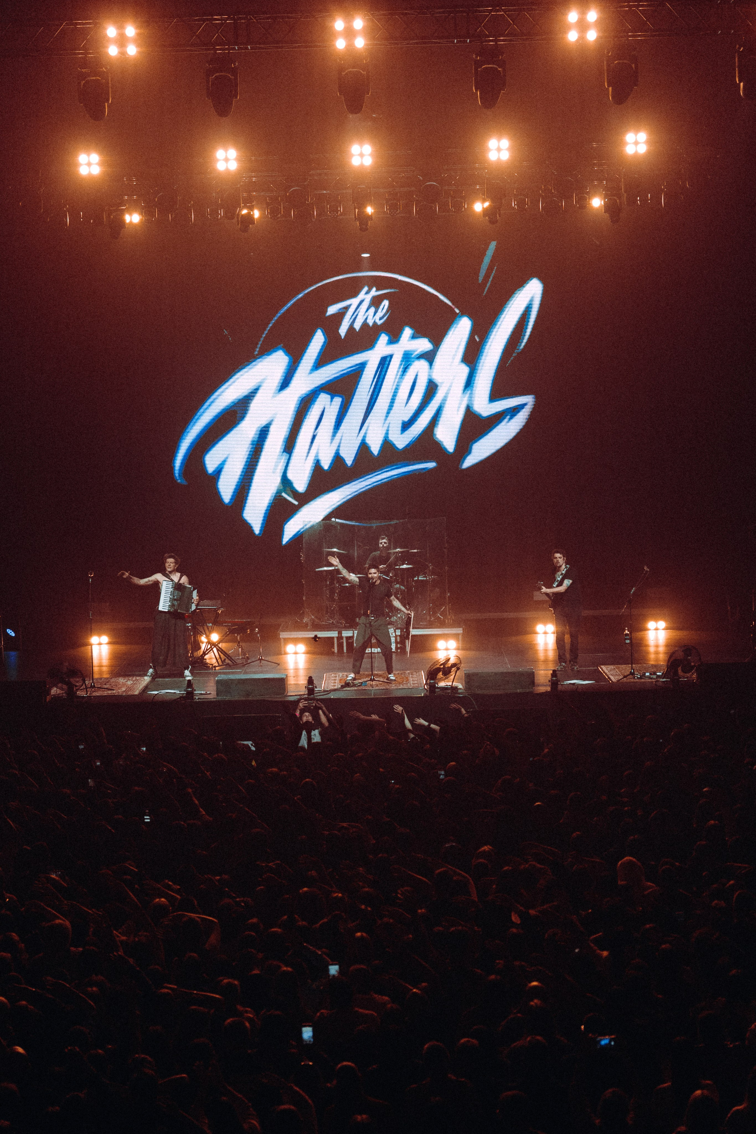 Концертная съёмка группы The Hatters