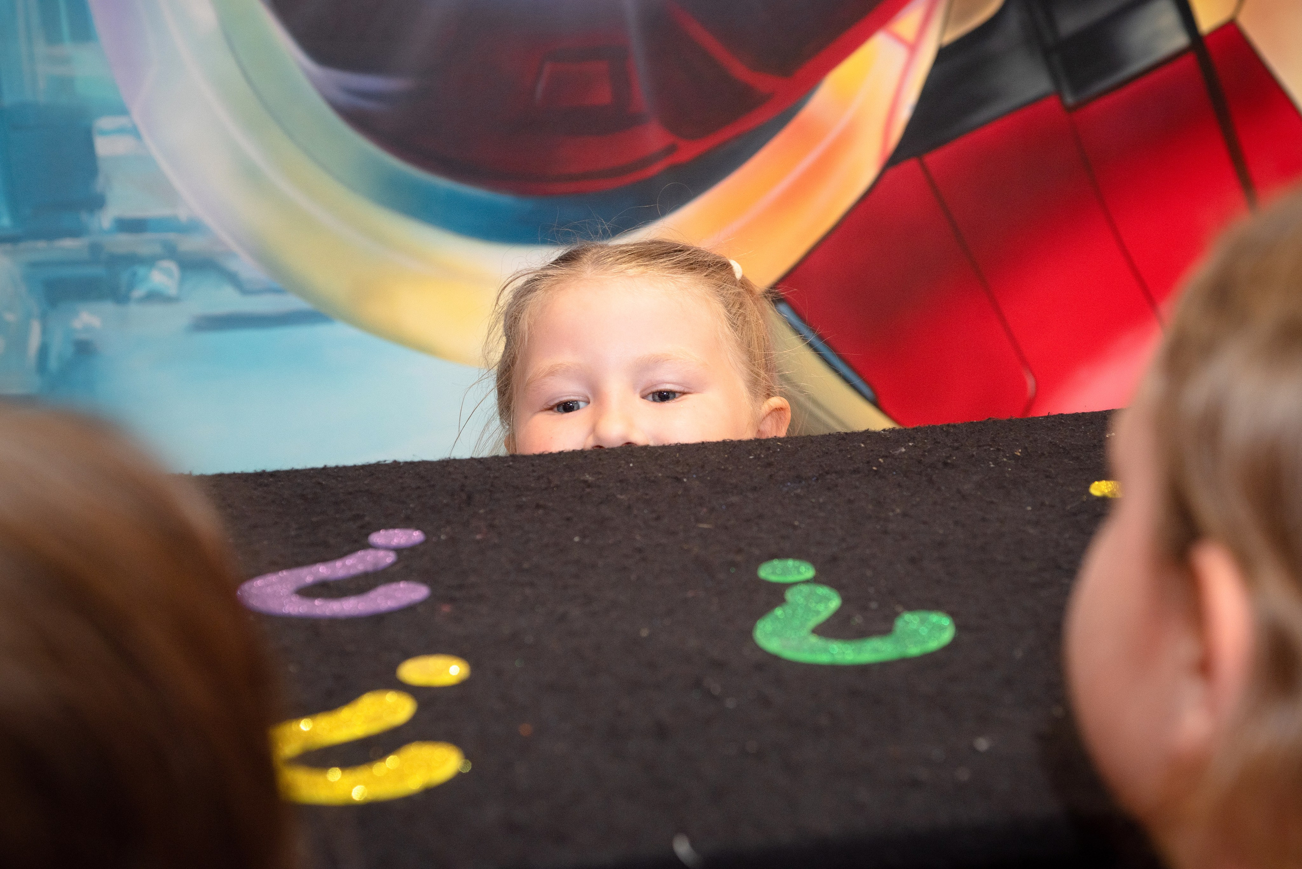 Профессиональный фотограф из Сургута/Нефтеюганска запечатлевает живое настроение и радость детско-подростковых праздничных мероприятий, включая дни рождения, выпускные вечера и семейные торжества.