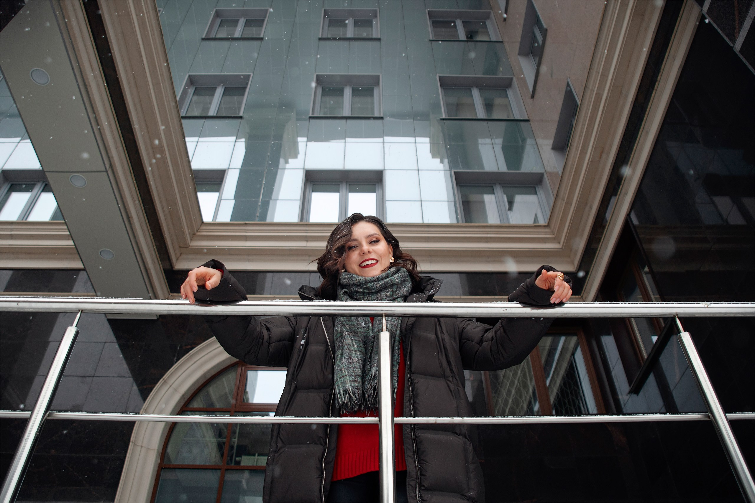 Девушка на фоне фасада большого здания