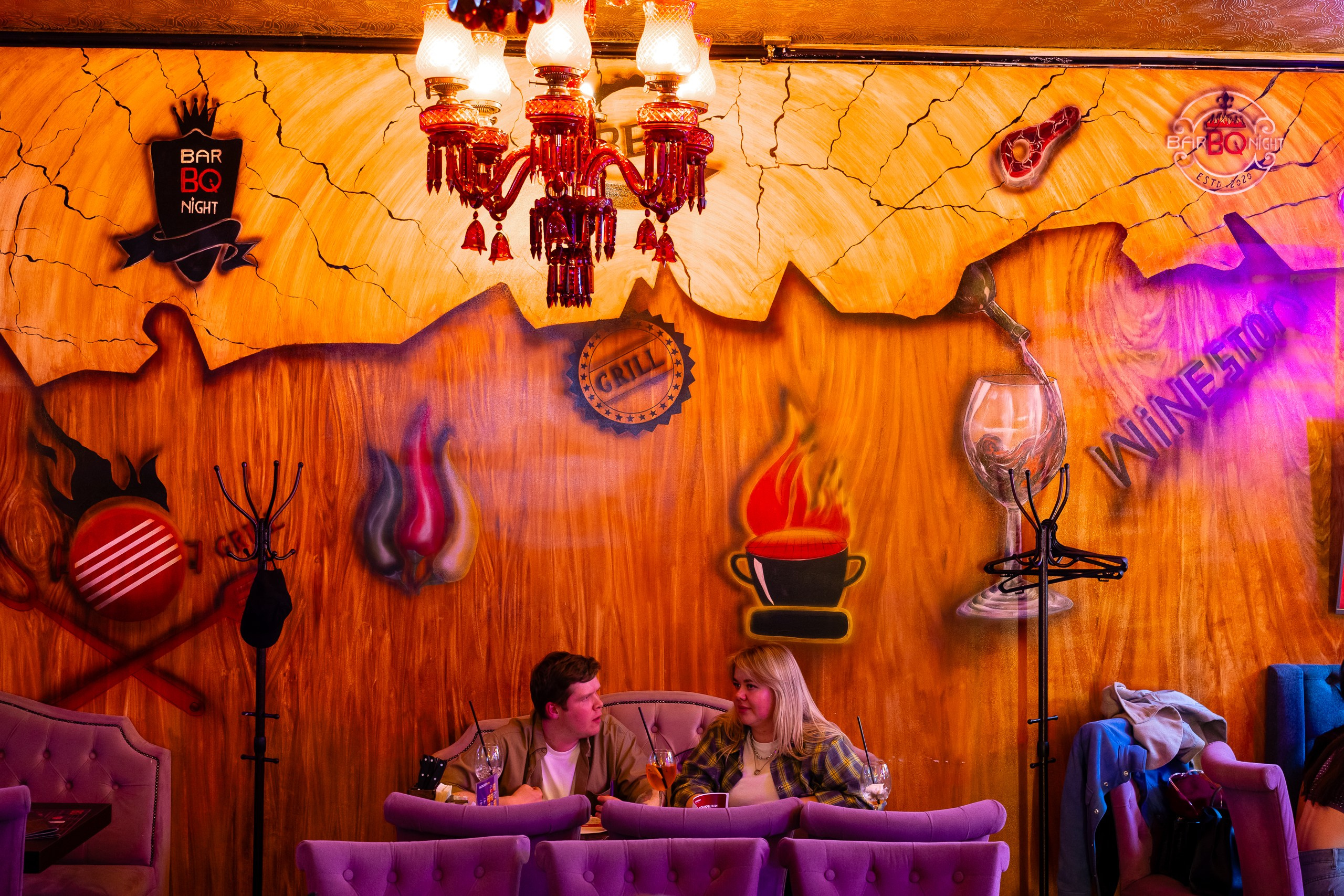 Интерьер бара Bar BQ Night с красивой стеной